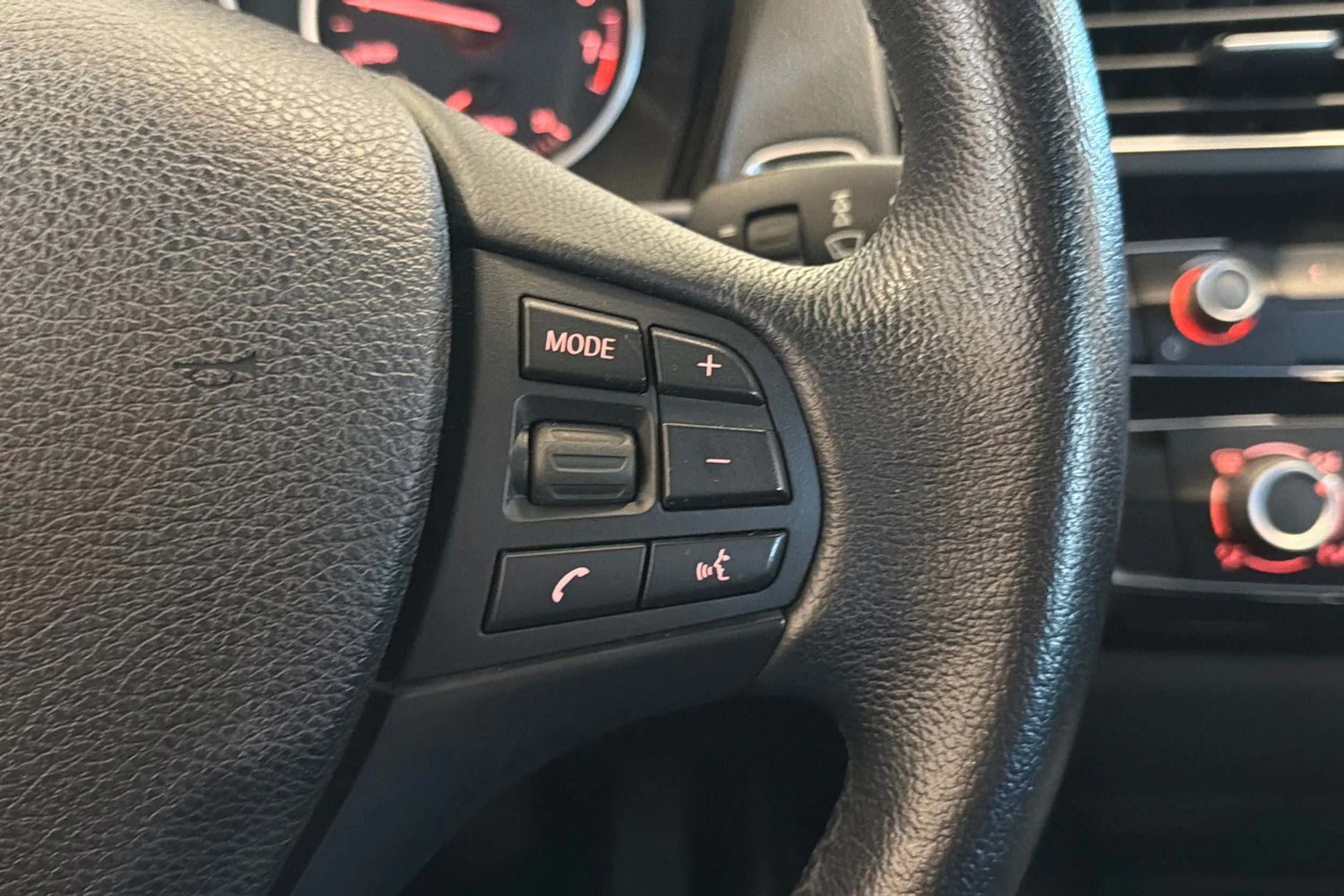 musta BMW 116 2015 kuva 15.