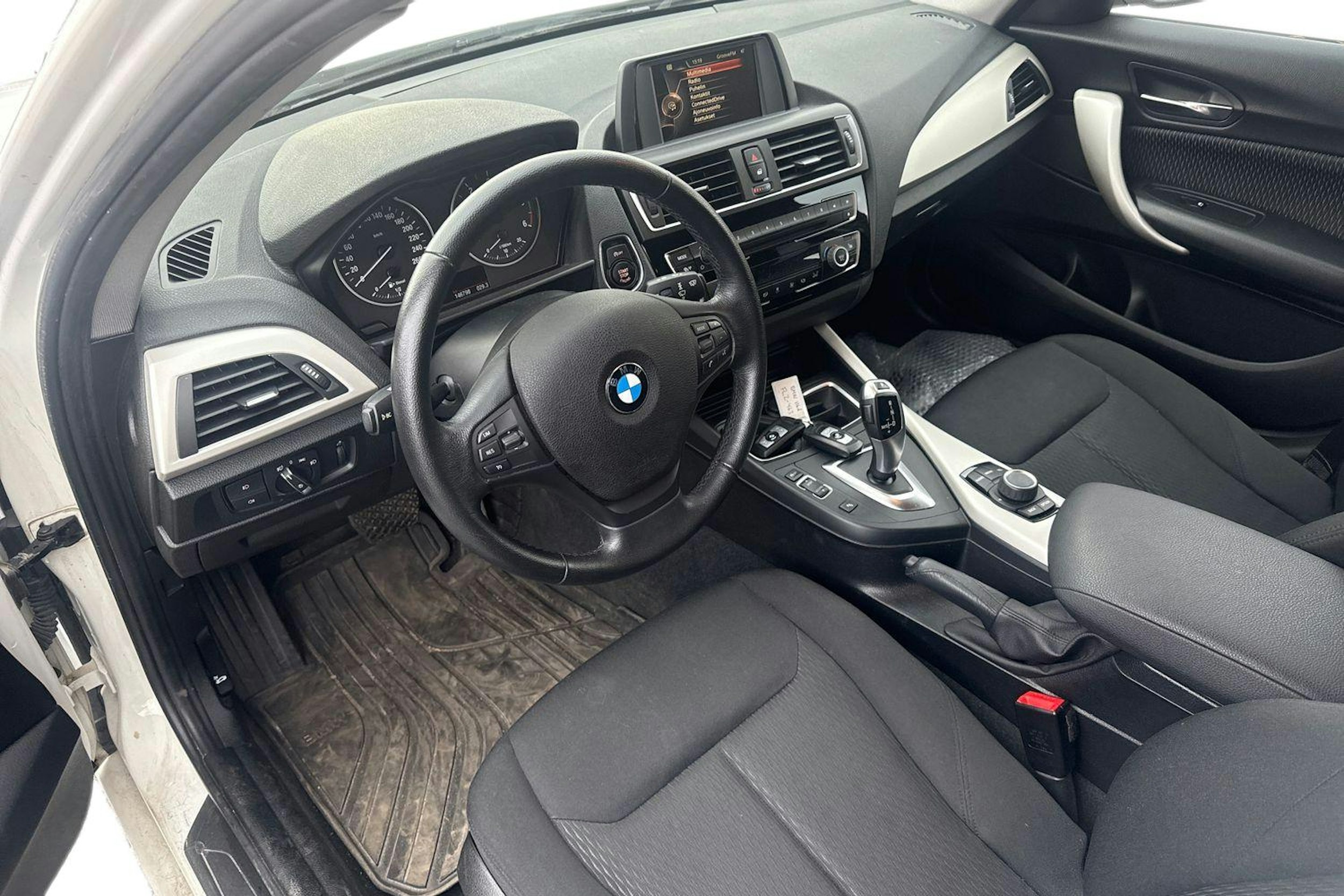 valkoinen BMW 116 2016 kuva 3.