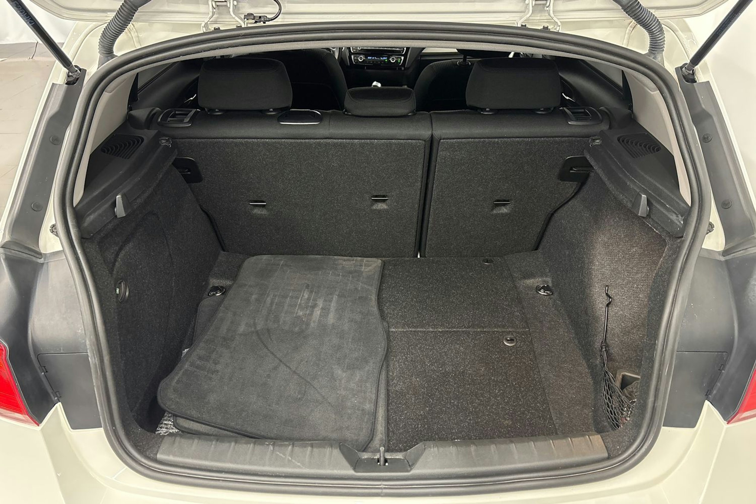 valkoinen BMW 116 2016 kuva 12.