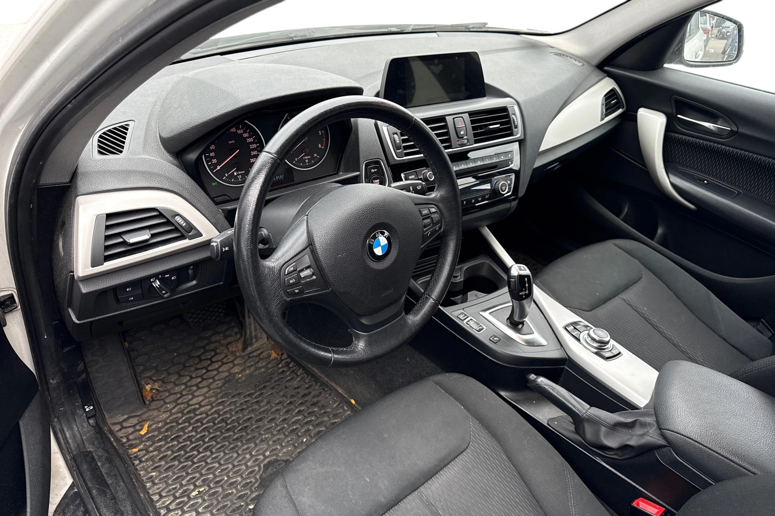 valkoinen BMW 116 2017 kuva 3.