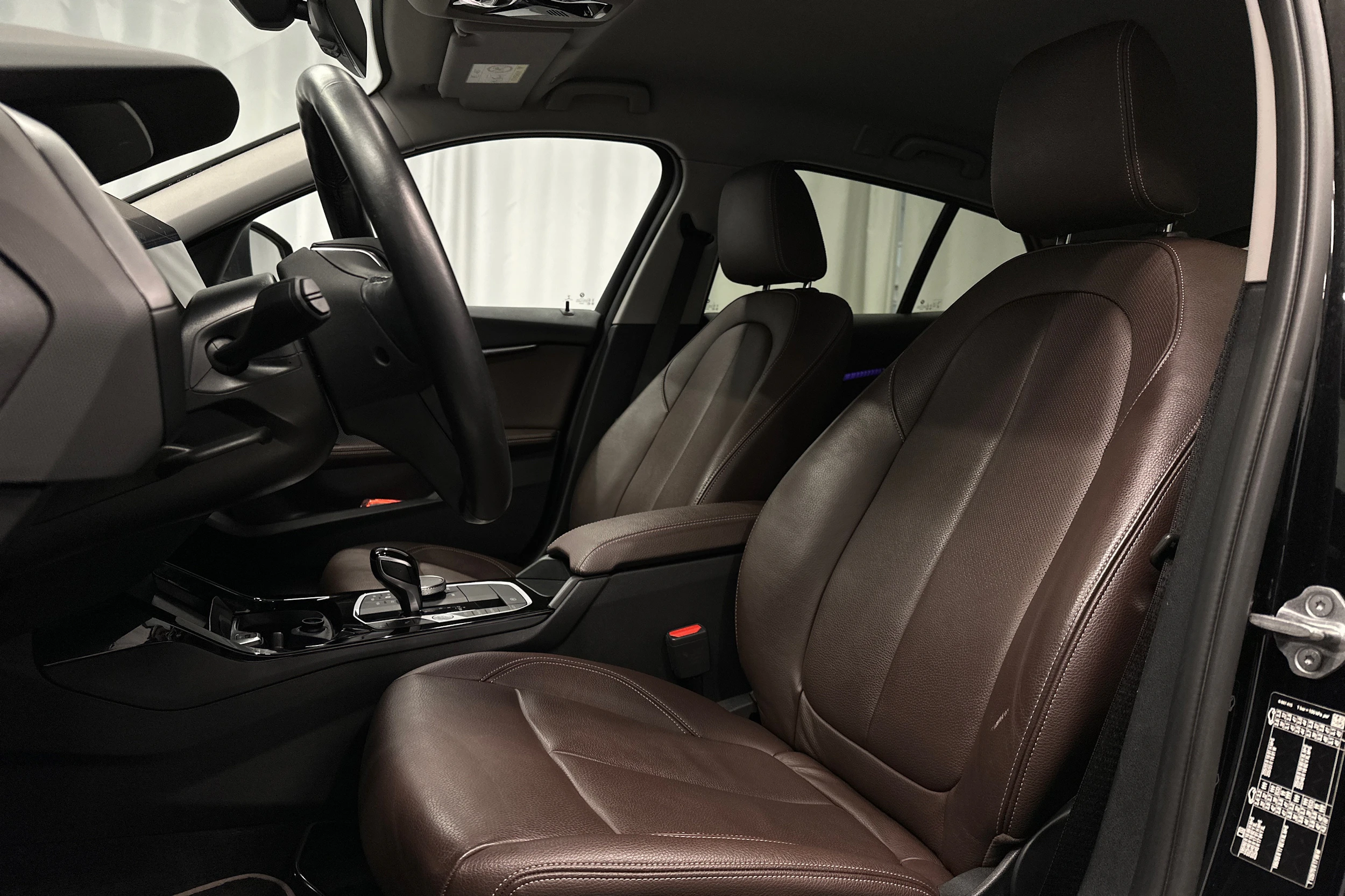 musta BMW 116 2022 kuva 16.