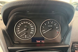 Sininen BMW 118 2013 kuva 16.