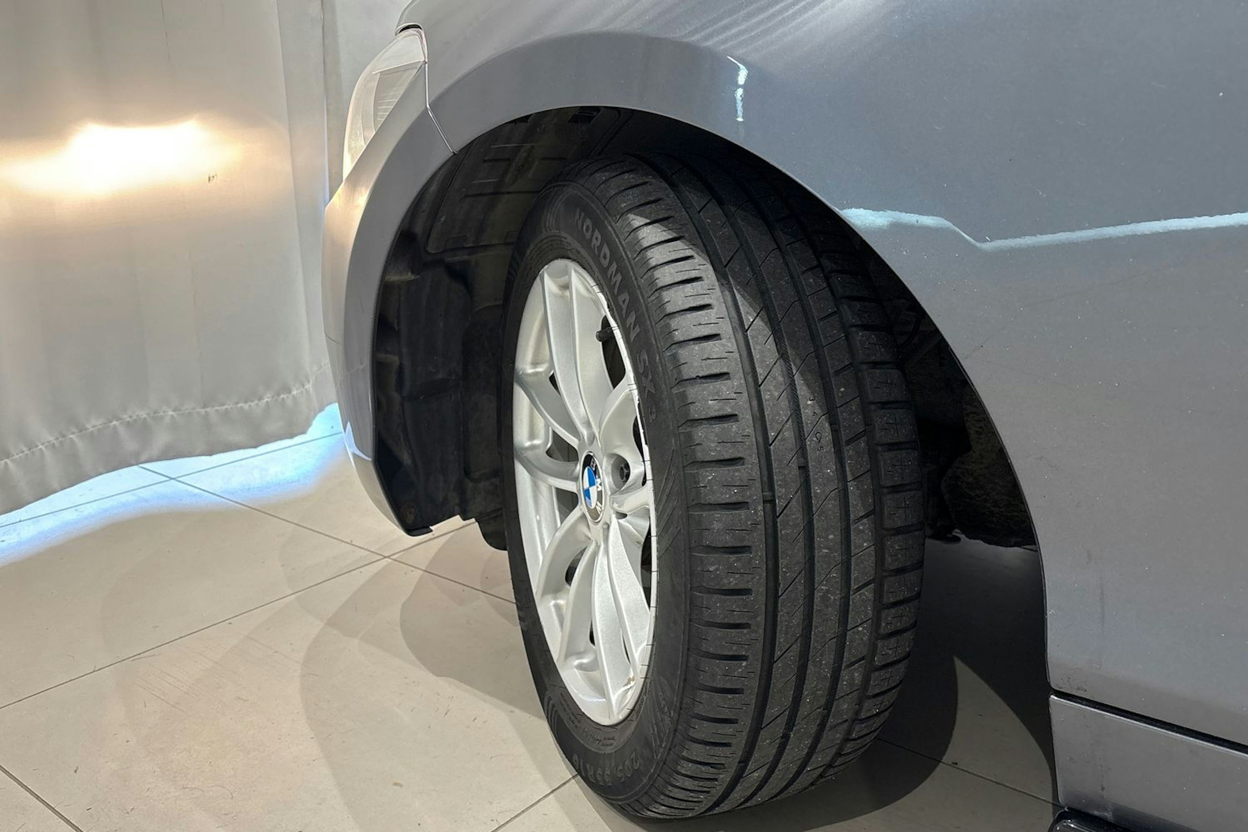 harmaa BMW 118 2013 kuva 13.