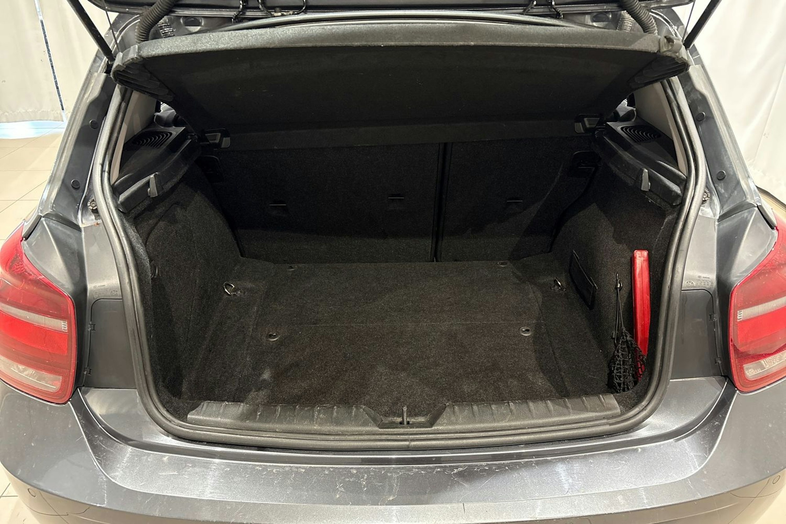 harmaa BMW 118 2013 kuva 14.