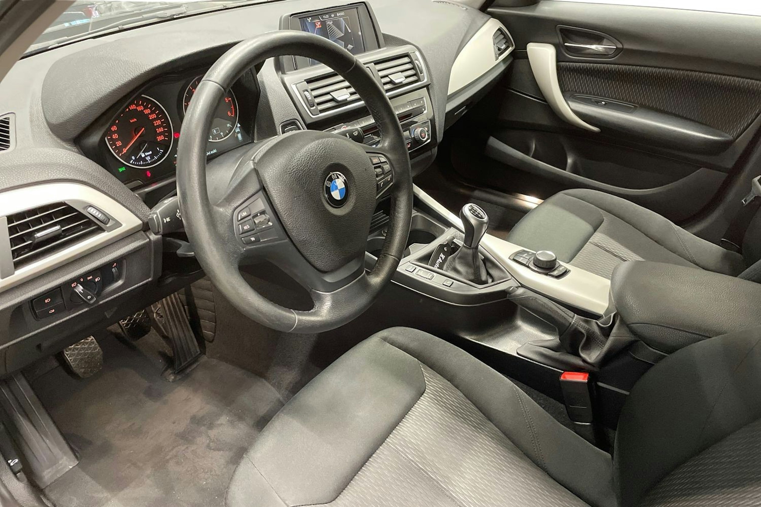 musta BMW 118 2016 kuva 7.