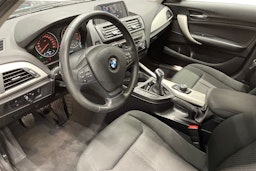 musta BMW 118 2016 kuva 7.