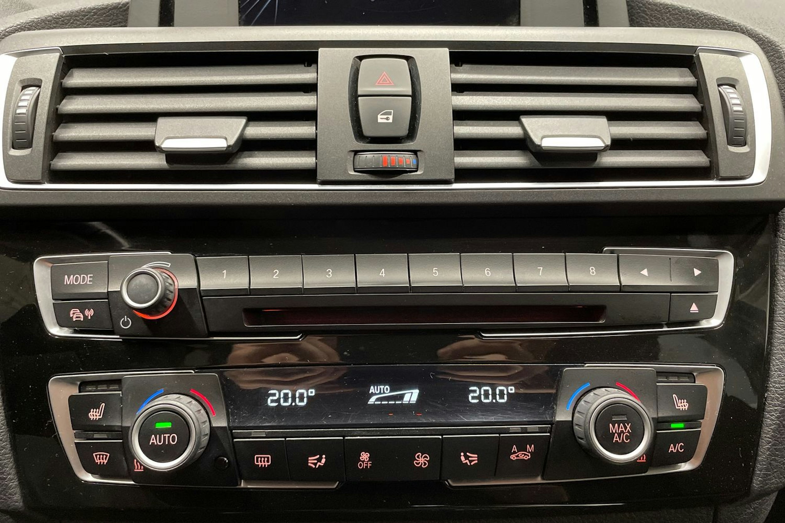 musta BMW 118 2016 kuva 18.