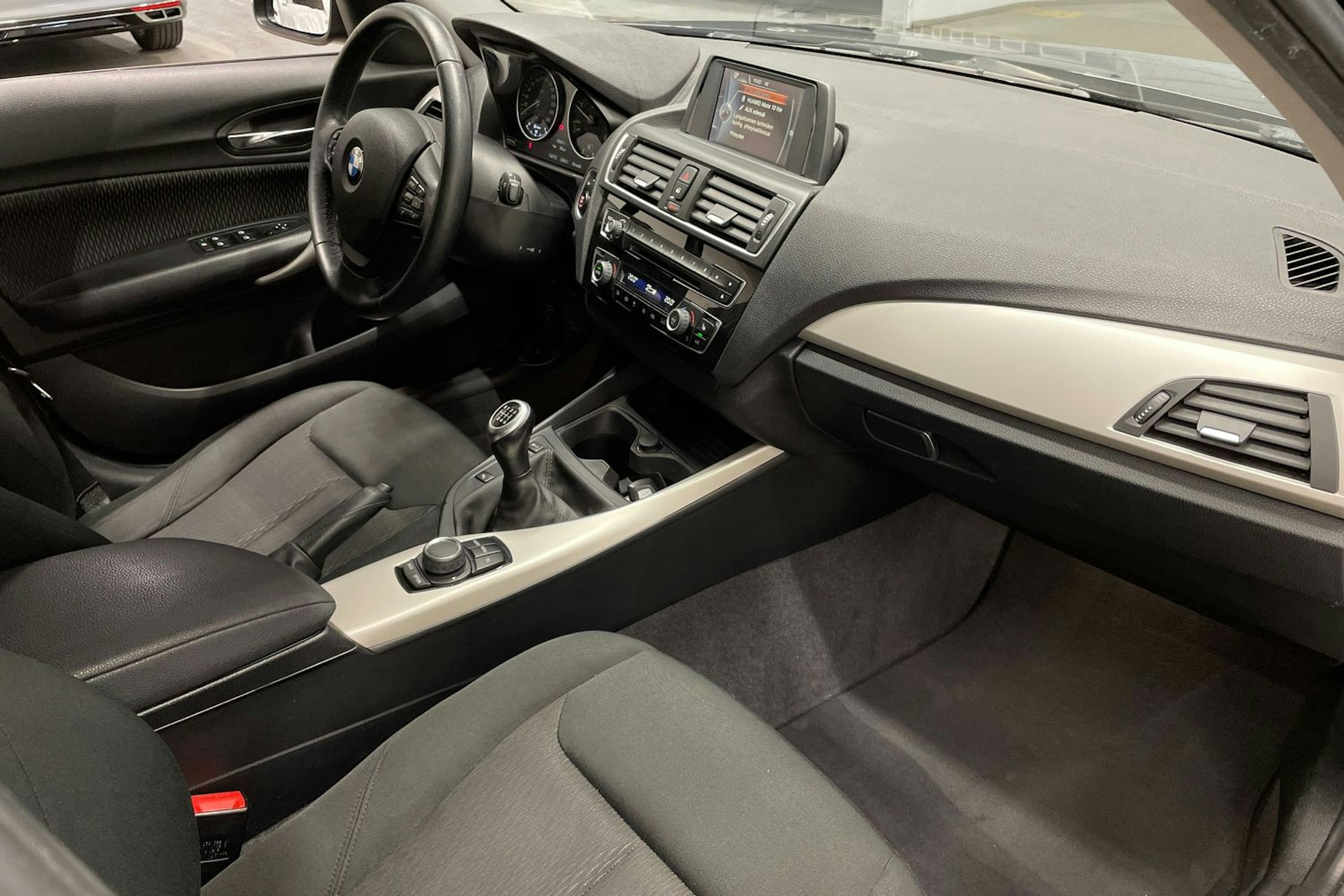 musta BMW 118 2016 kuva 27.