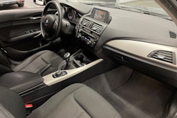 musta BMW 118 2016 kuva 27.