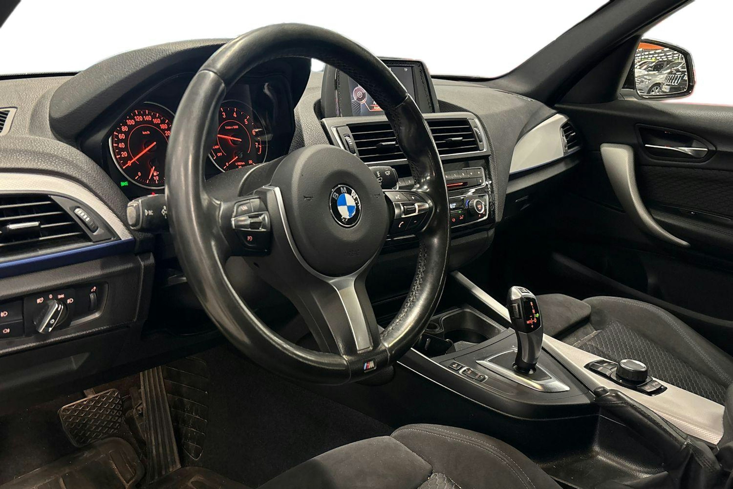 valkoinen BMW 118 2016 kuva 3.