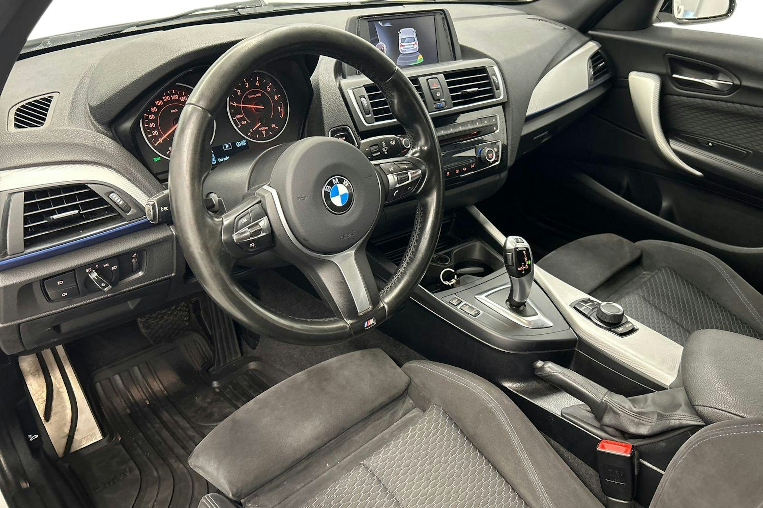 valkoinen BMW 118 2016 kuva 6.