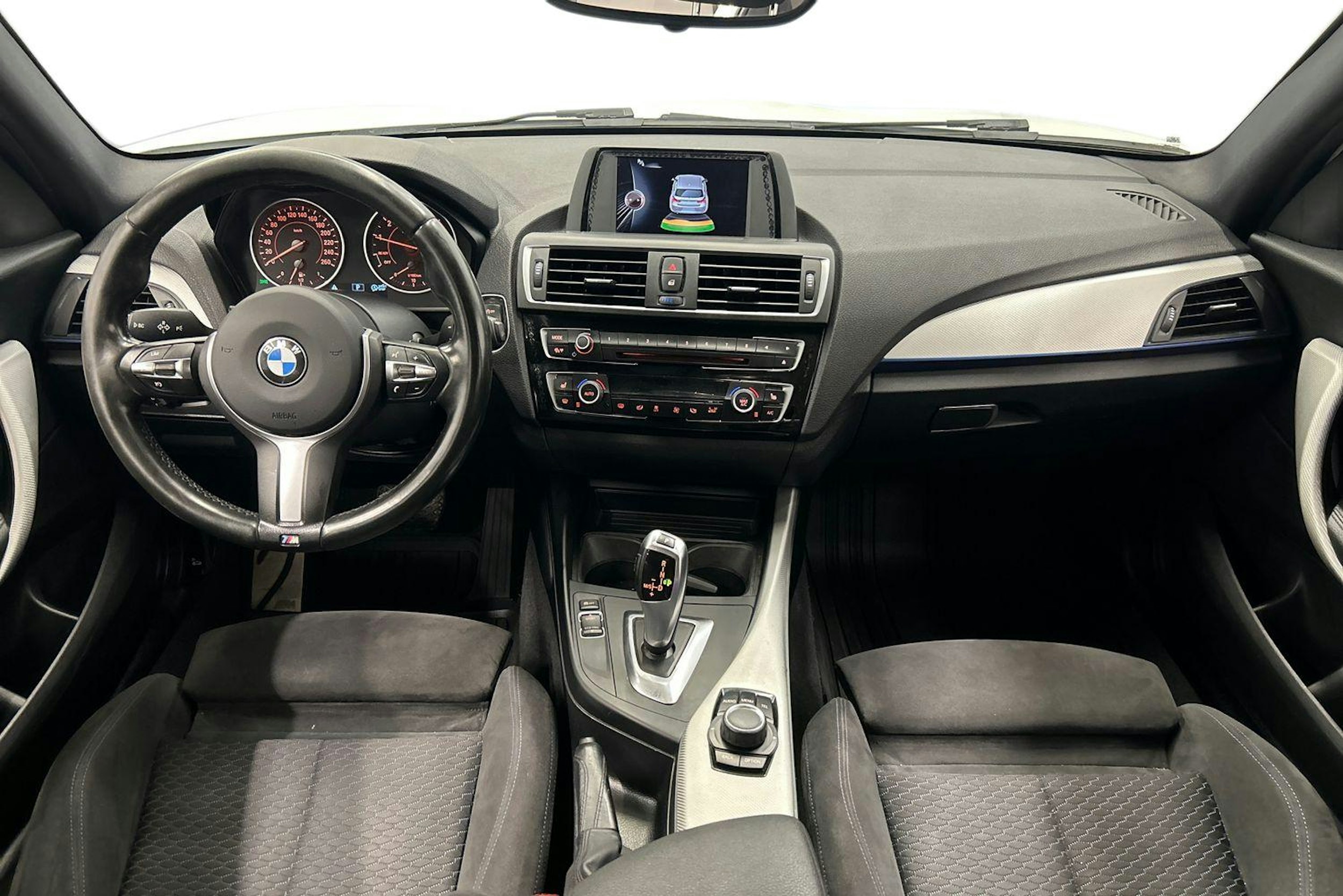 valkoinen BMW 118 2016 kuva 7.