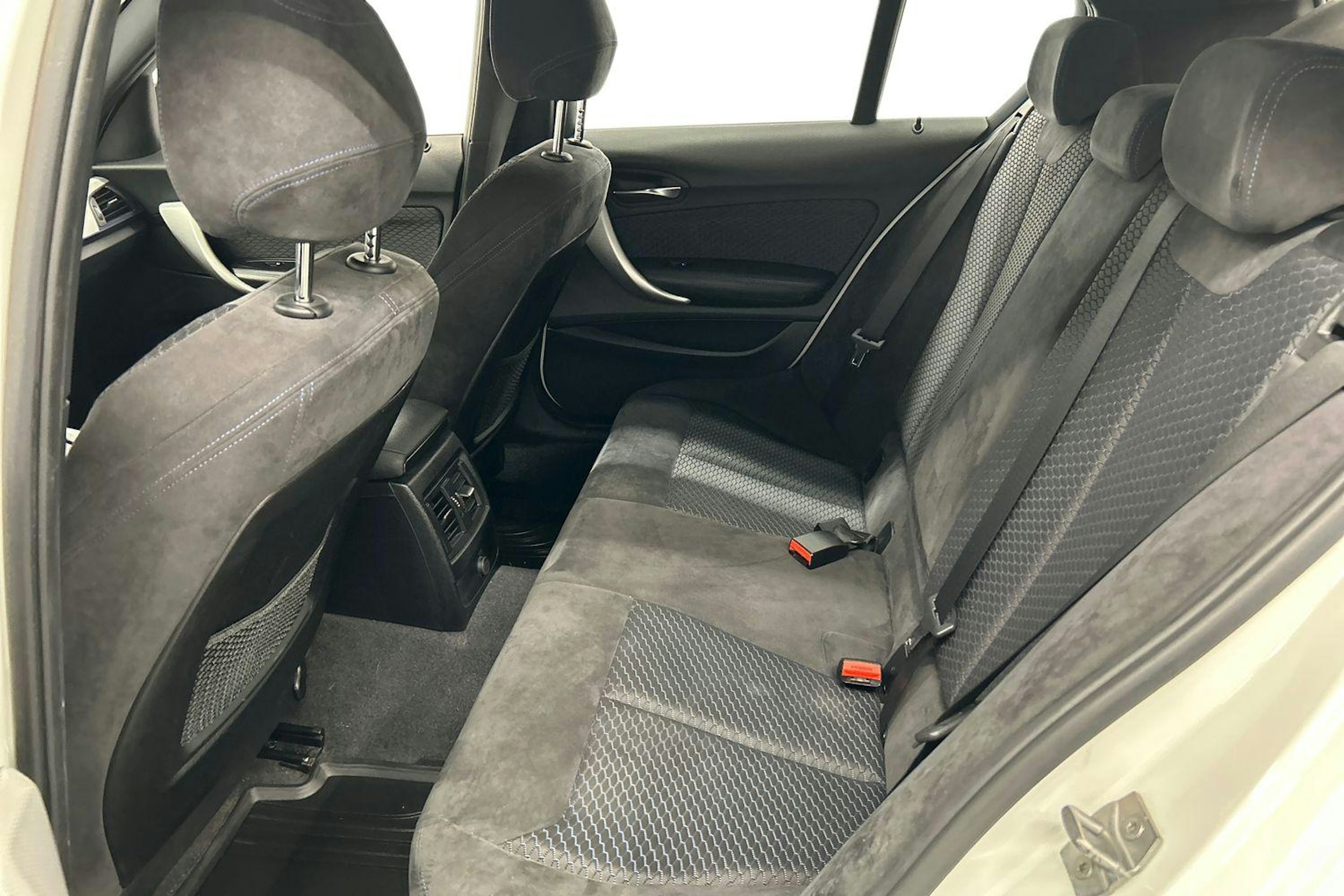 valkoinen BMW 118 2016 kuva 8.