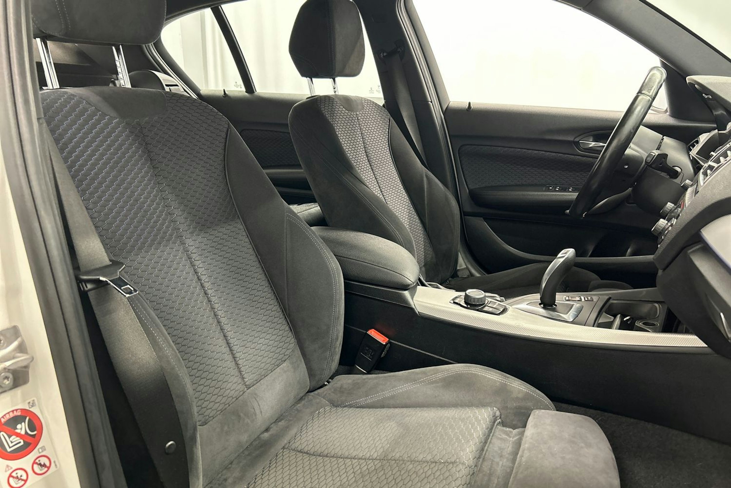 valkoinen BMW 118 2016 kuva 14.