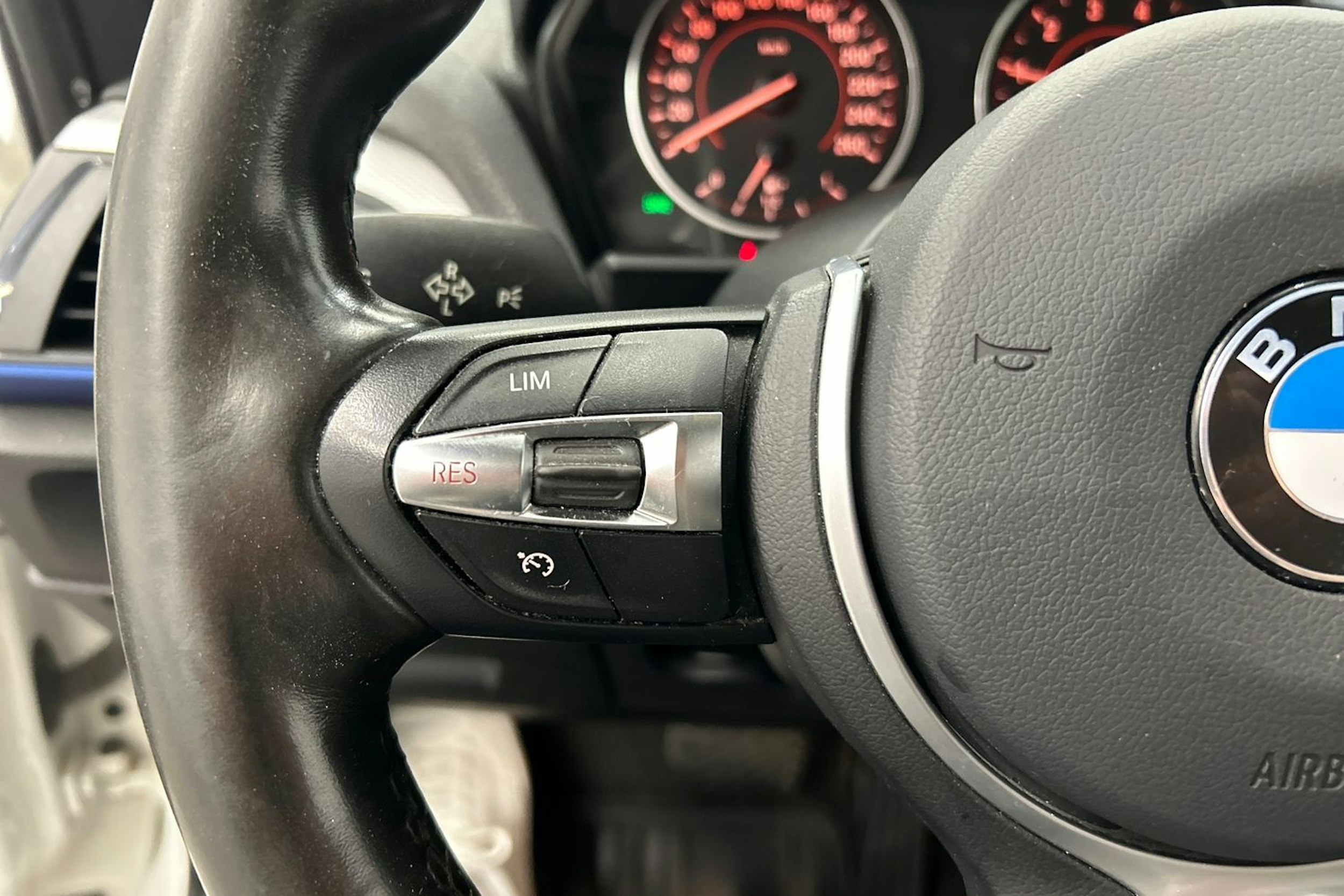 valkoinen BMW 118 2016 kuva 16.