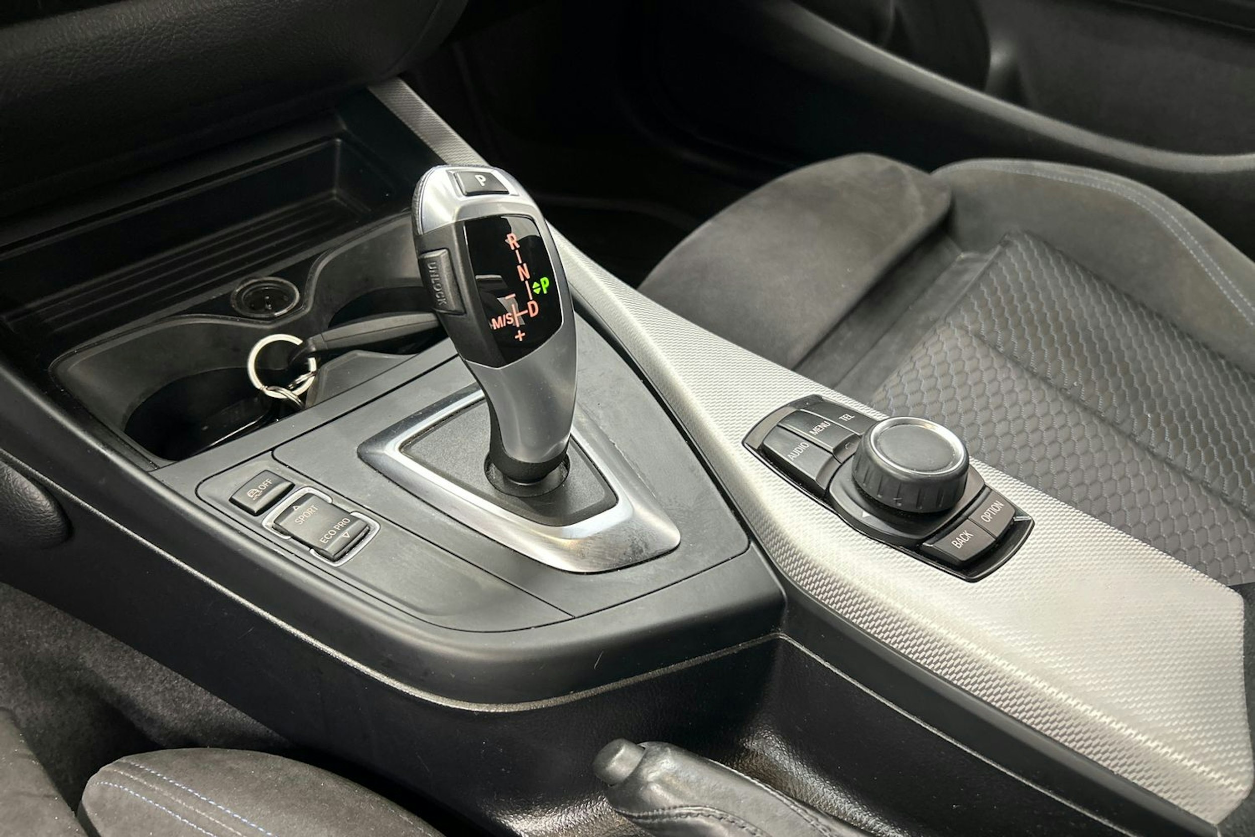 valkoinen BMW 118 2016 kuva 21.