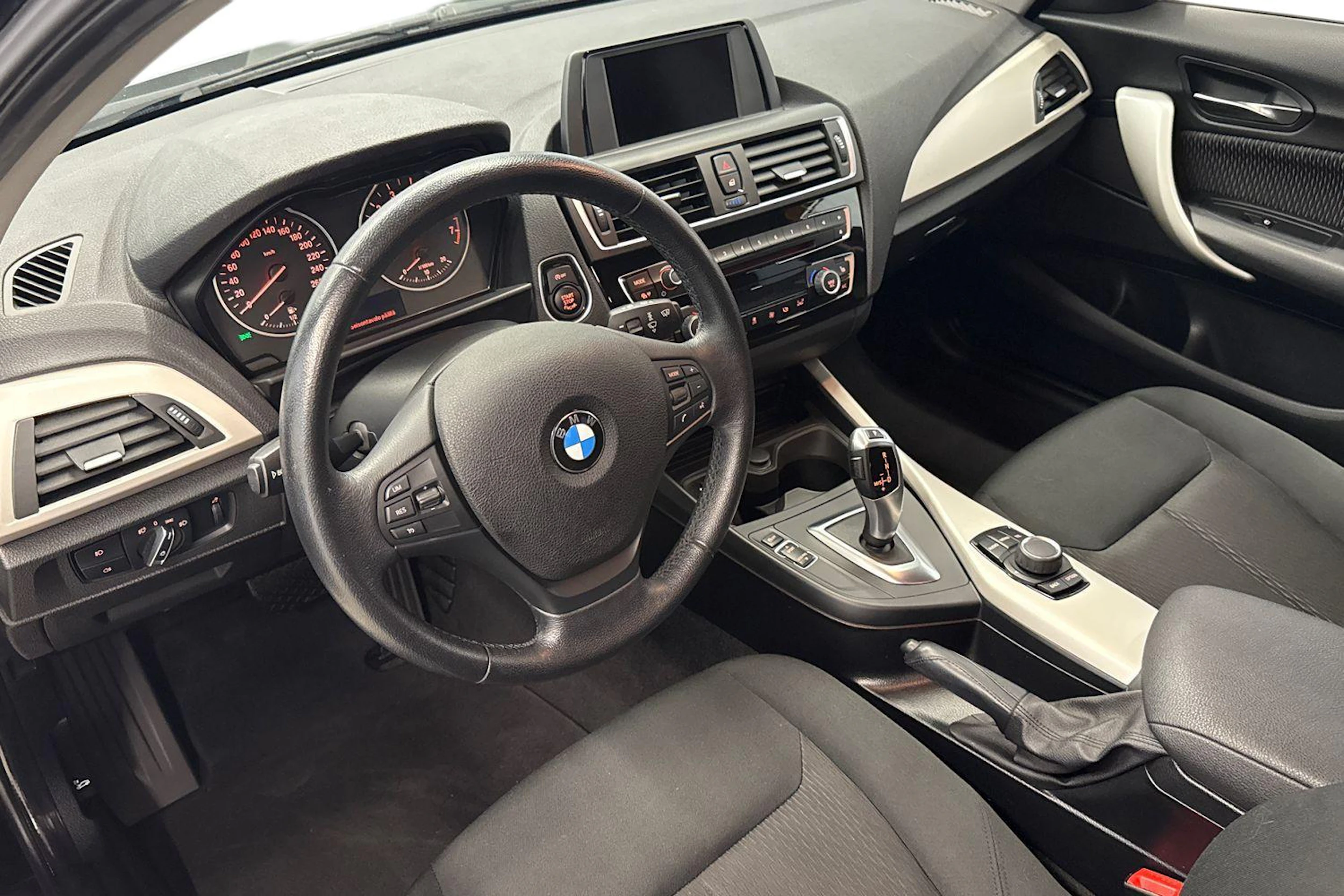musta BMW 118 2016 kuva 6.