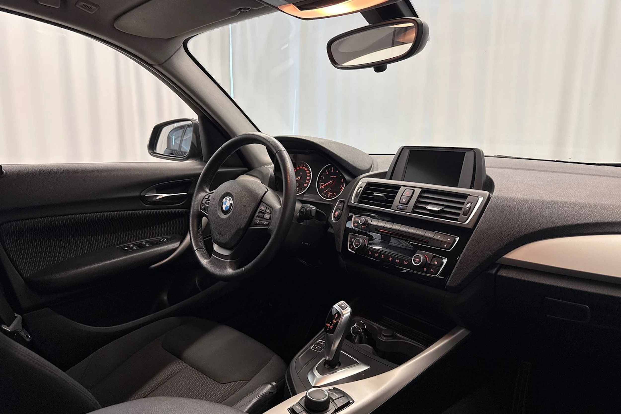 musta BMW 118 2016 kuva 11.