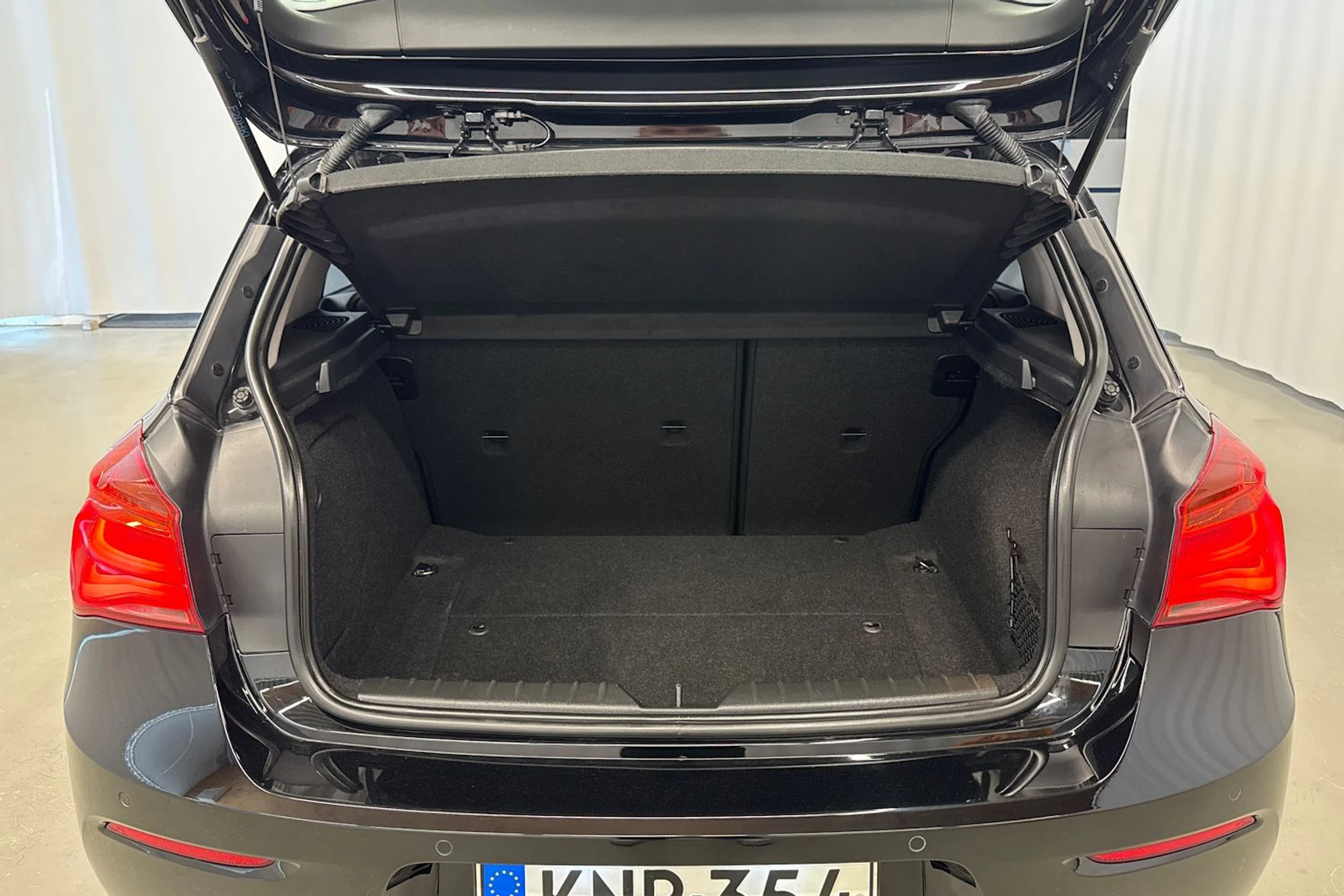 musta BMW 118 2016 kuva 12.