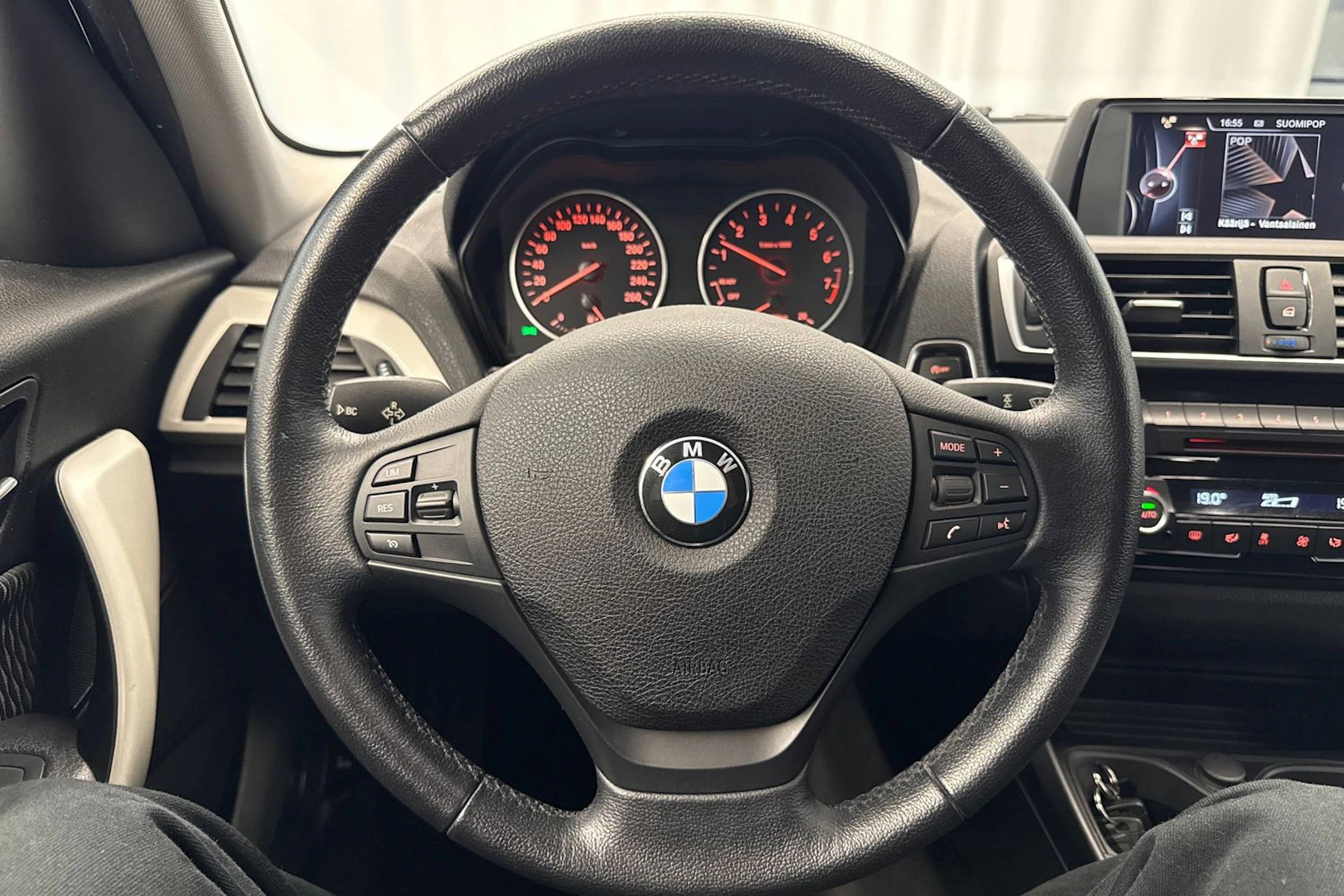musta BMW 118 2016 kuva 13.
