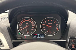 musta BMW 118 2016 kuva 14.