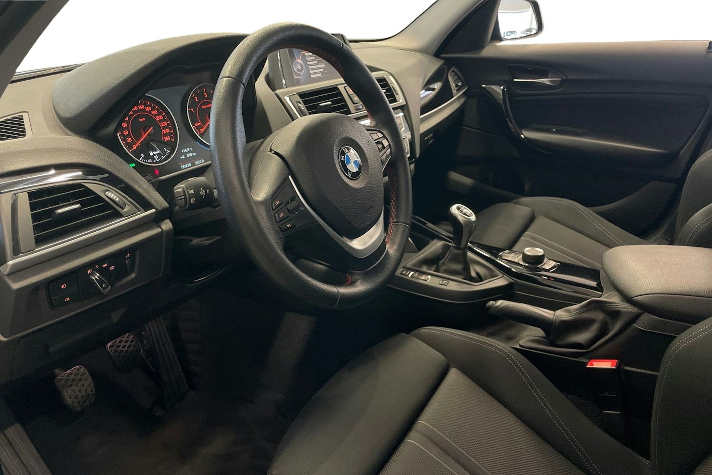 musta BMW 118 2016 kuva 7.