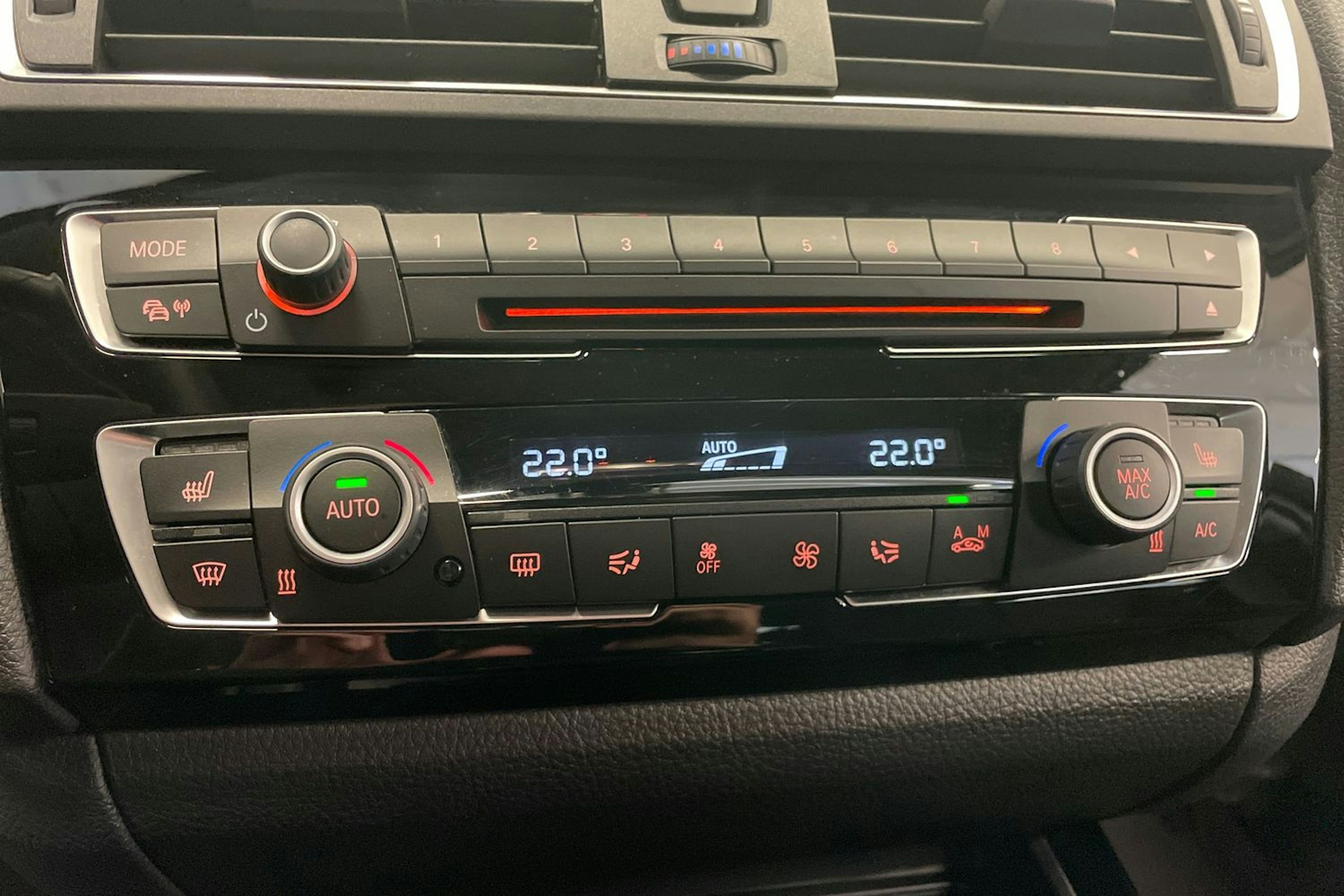 musta BMW 118 2016 kuva 17.