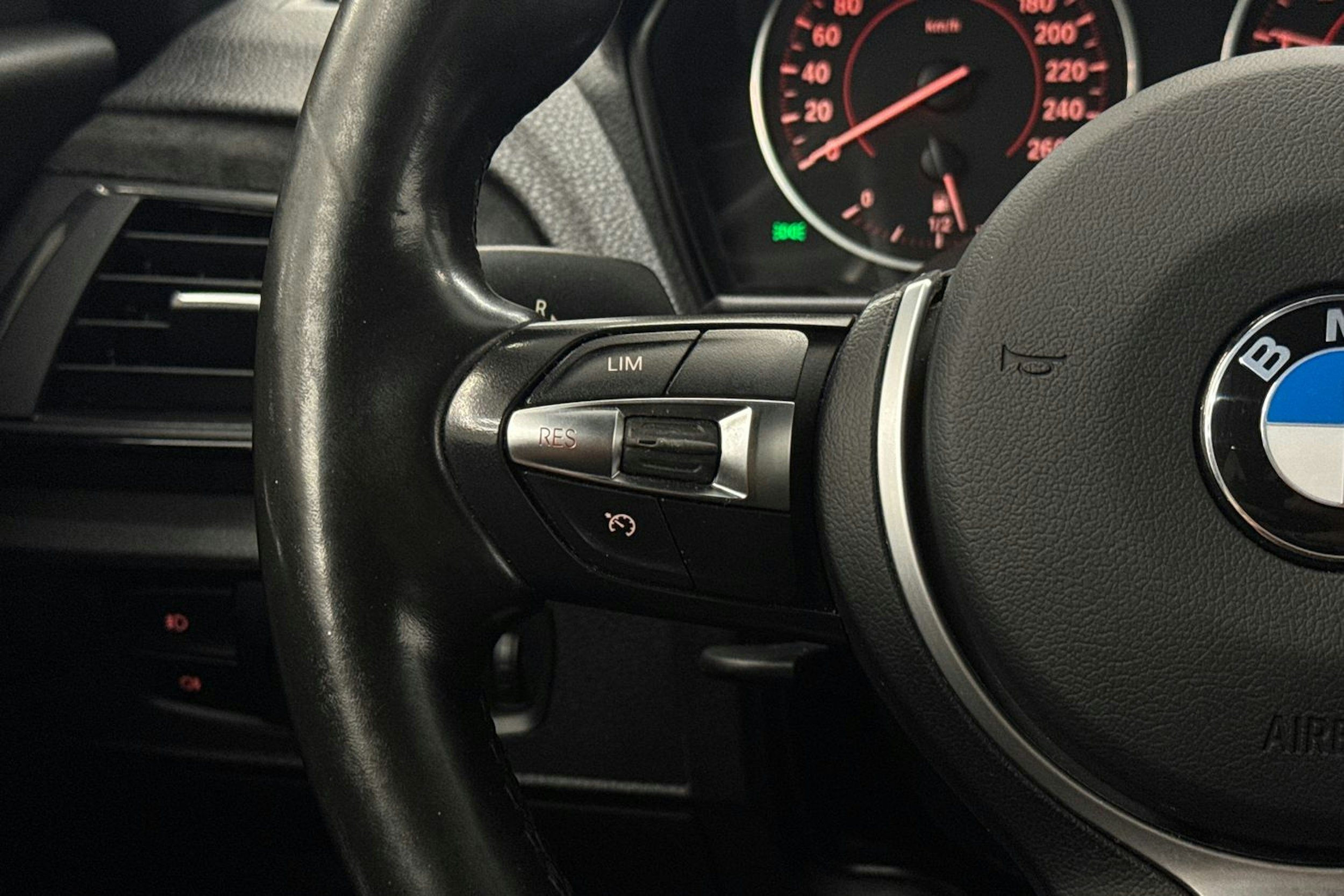 valkoinen BMW 118 2016 kuva 15.
