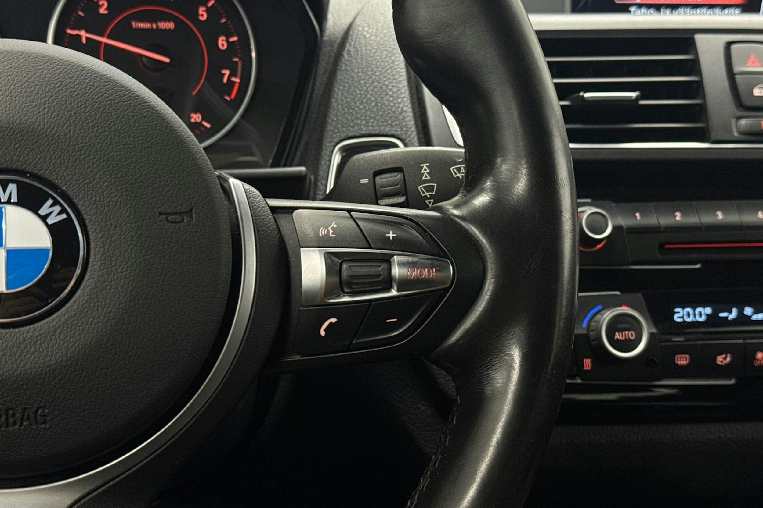 valkoinen BMW 118 2016 kuva 16.