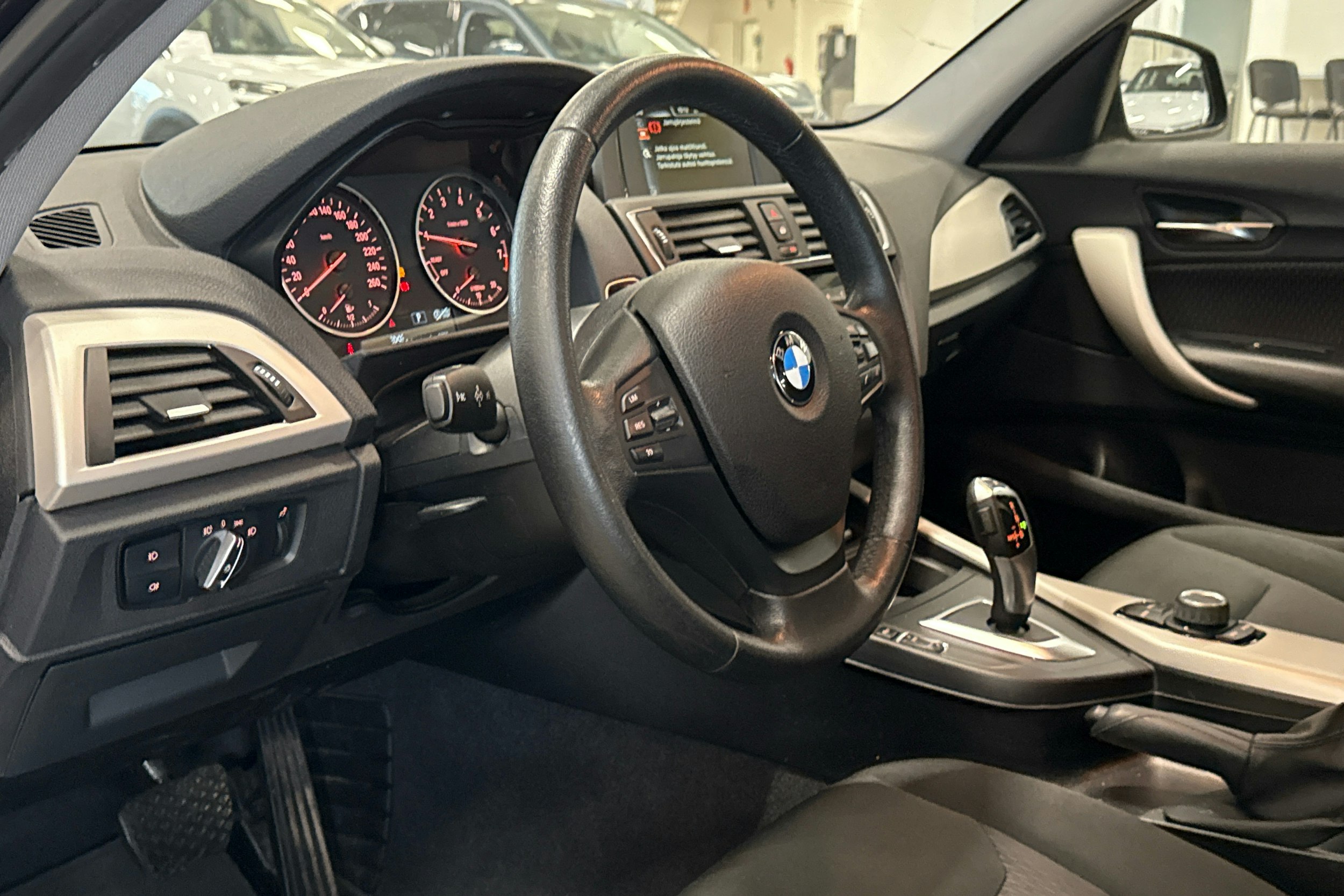 musta BMW 118 2017 kuva 6.