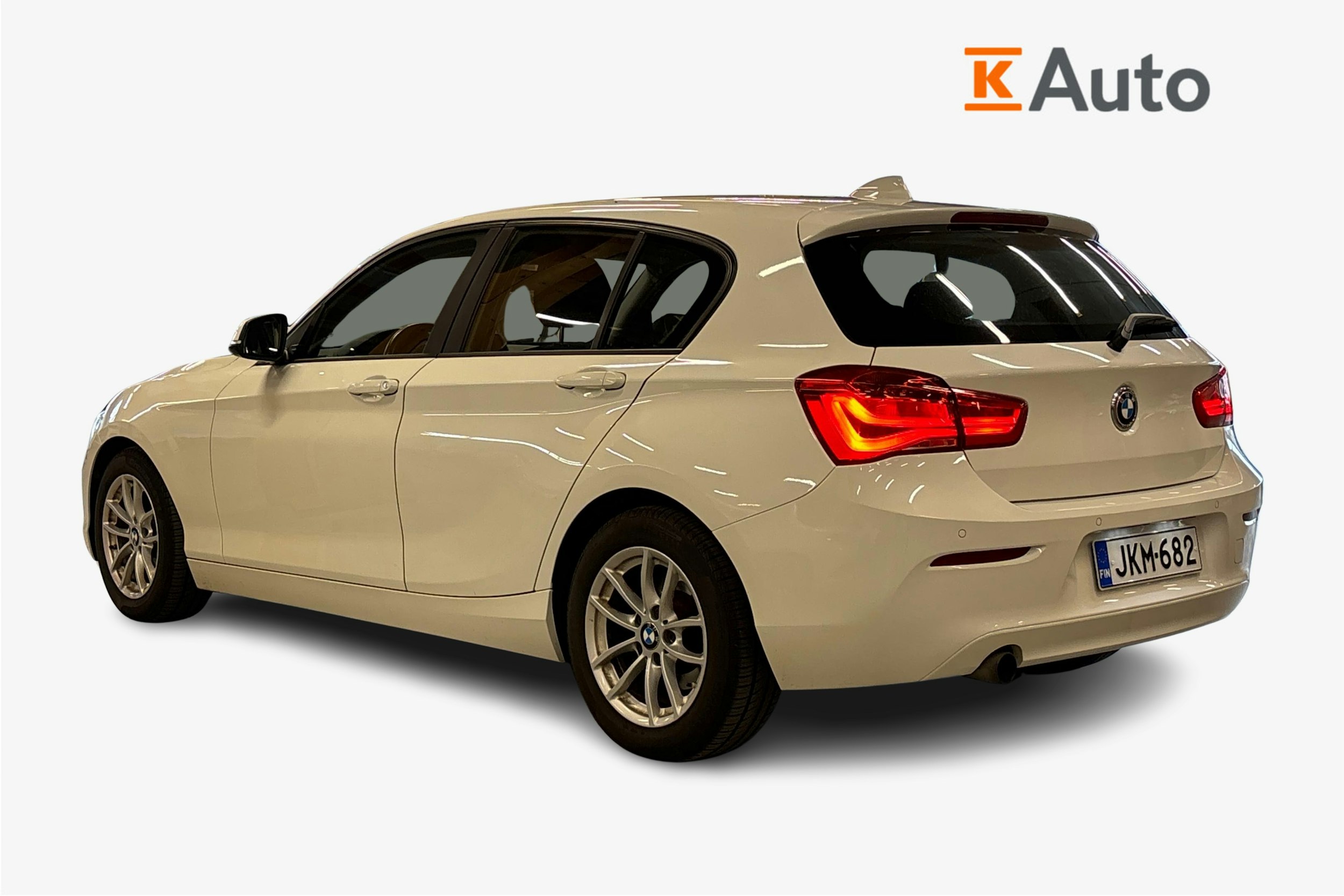 valkoinen BMW 118 2017 kuva 2.