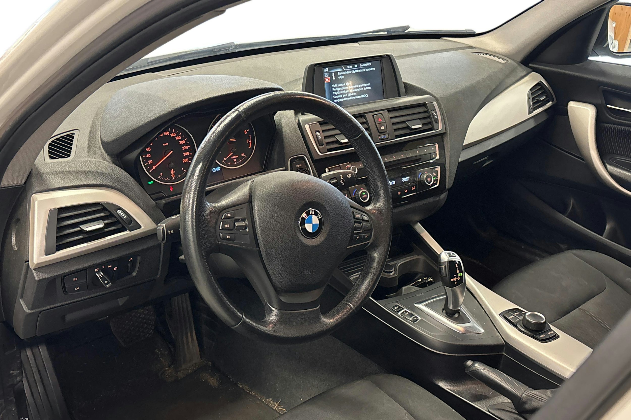 valkoinen BMW 118 2017 kuva 3.