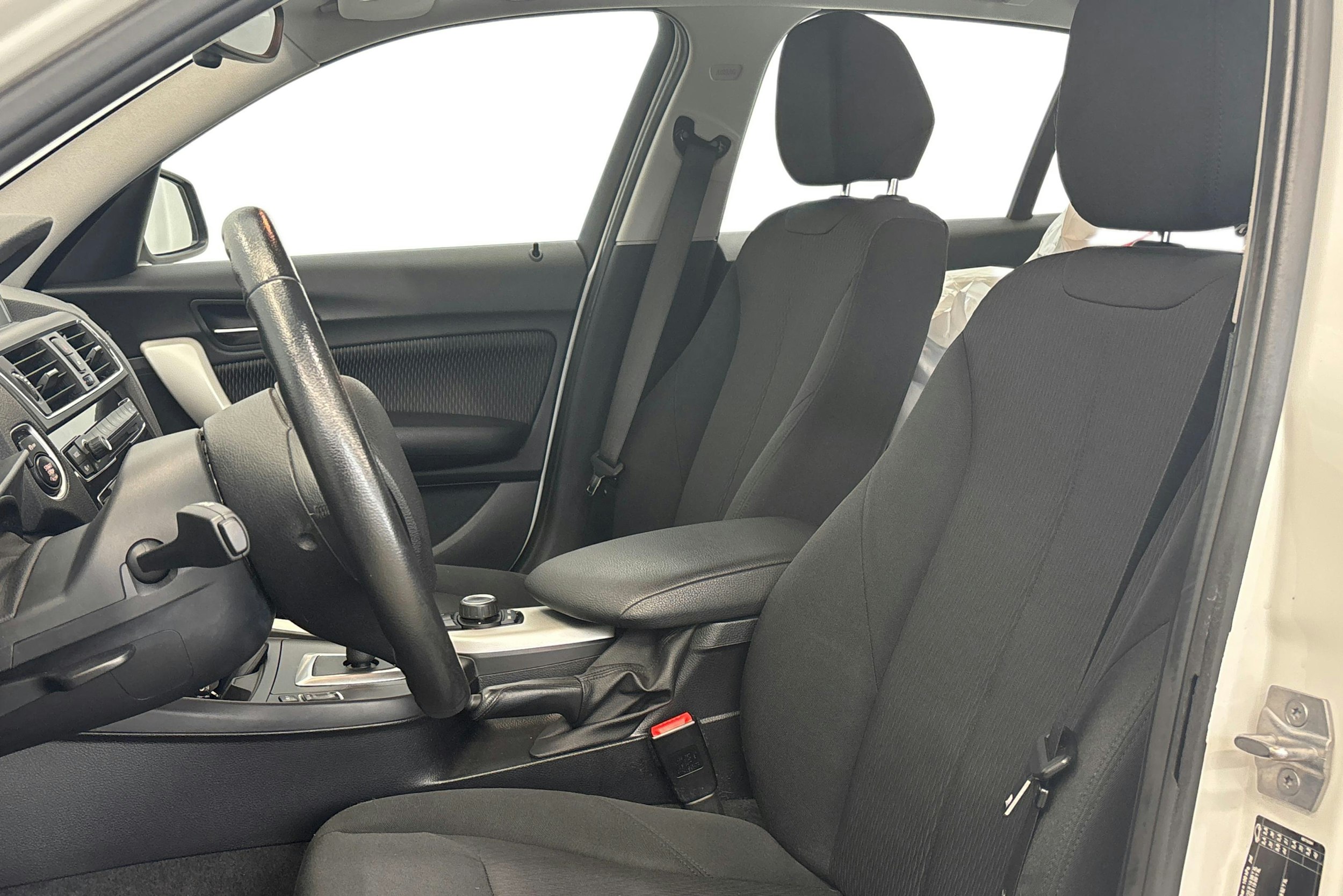 valkoinen BMW 118 2017 kuva 9.