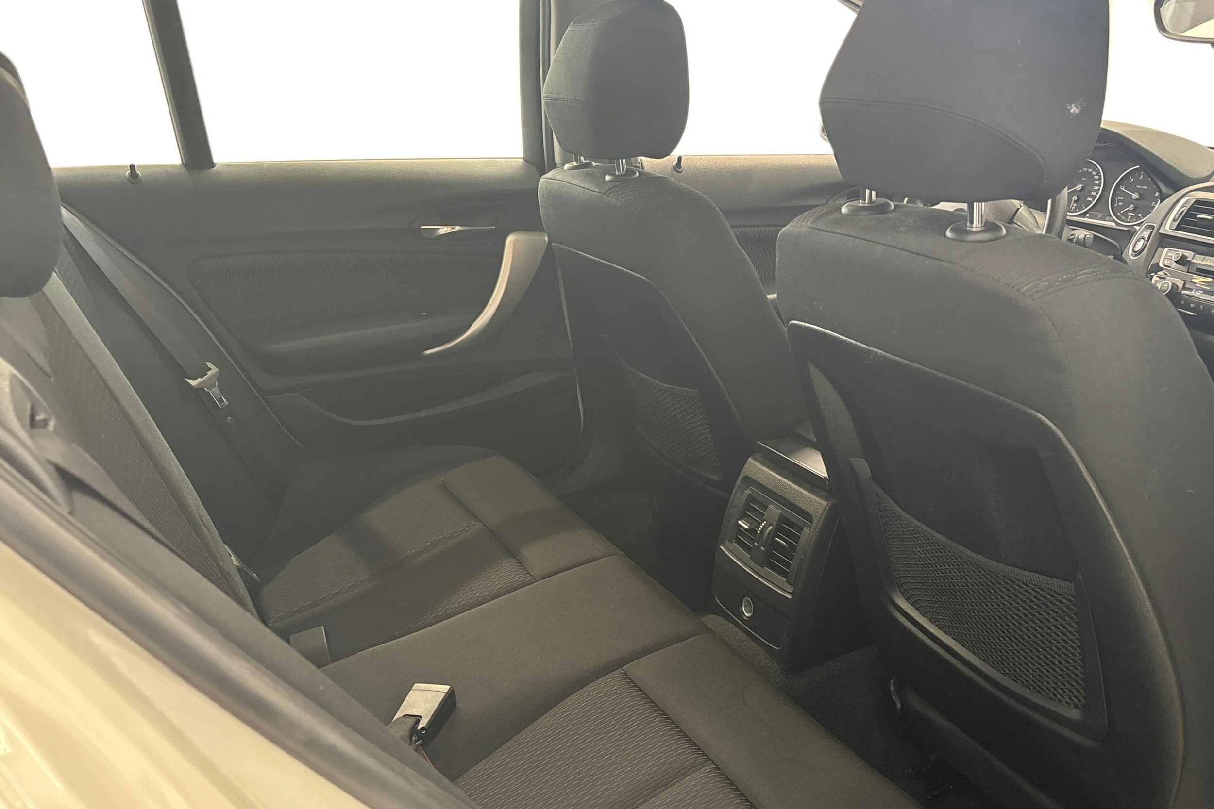 valkoinen BMW 118 2017 kuva 11.