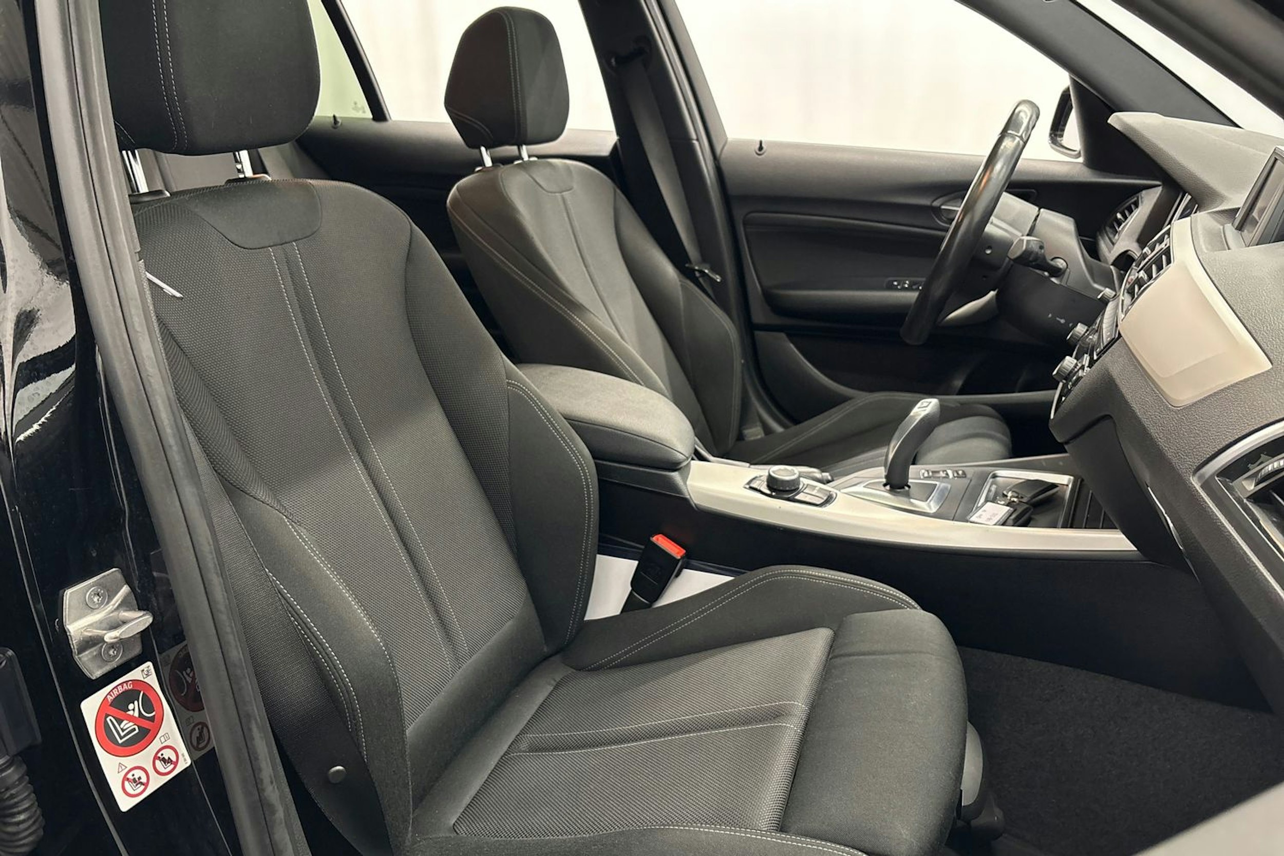 musta BMW 118 2017 kuva 14.