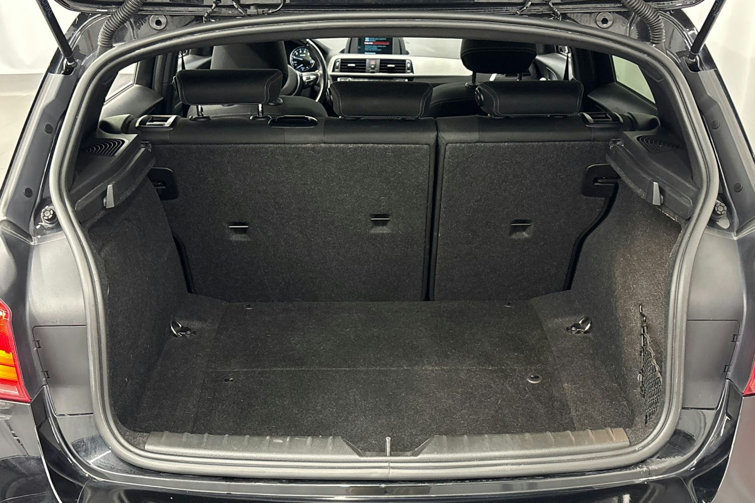 musta BMW 118 2017 kuva 15.