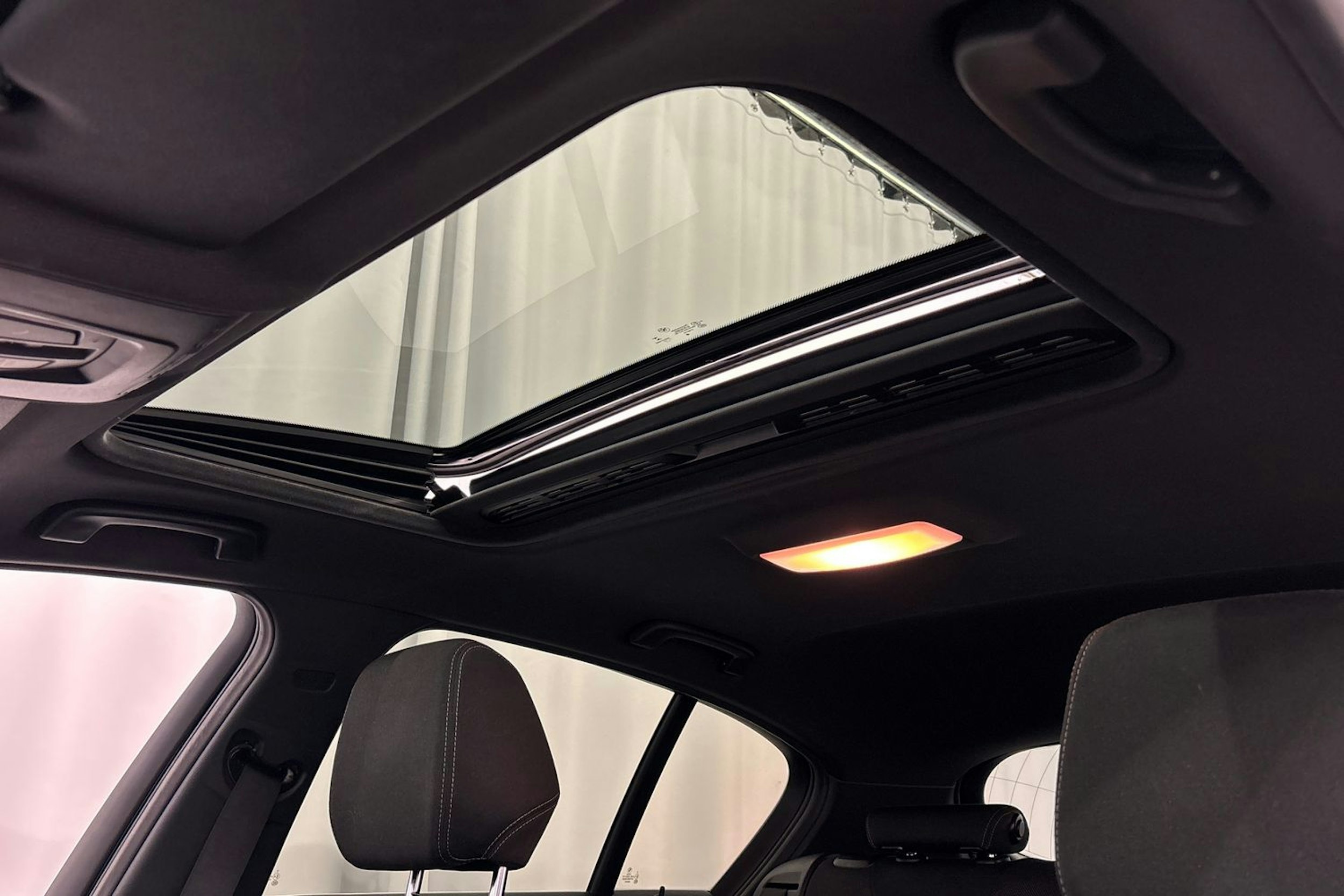 musta BMW 118 2017 kuva 16.