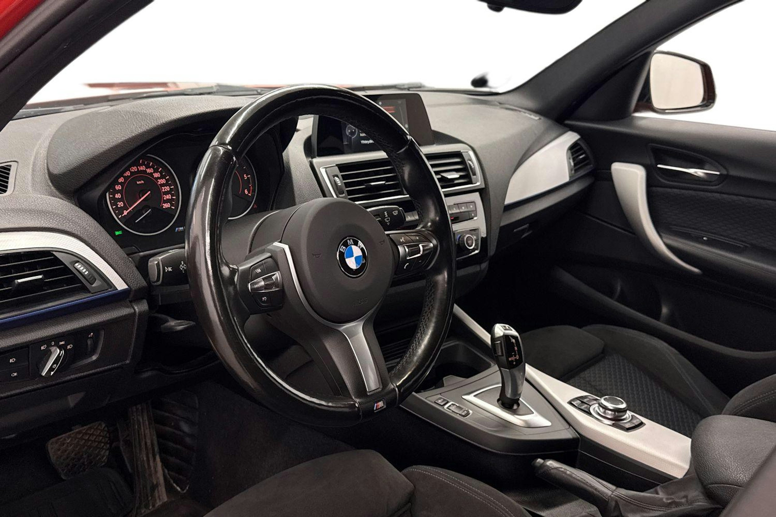 oranssi BMW 118 2017 kuva 6.