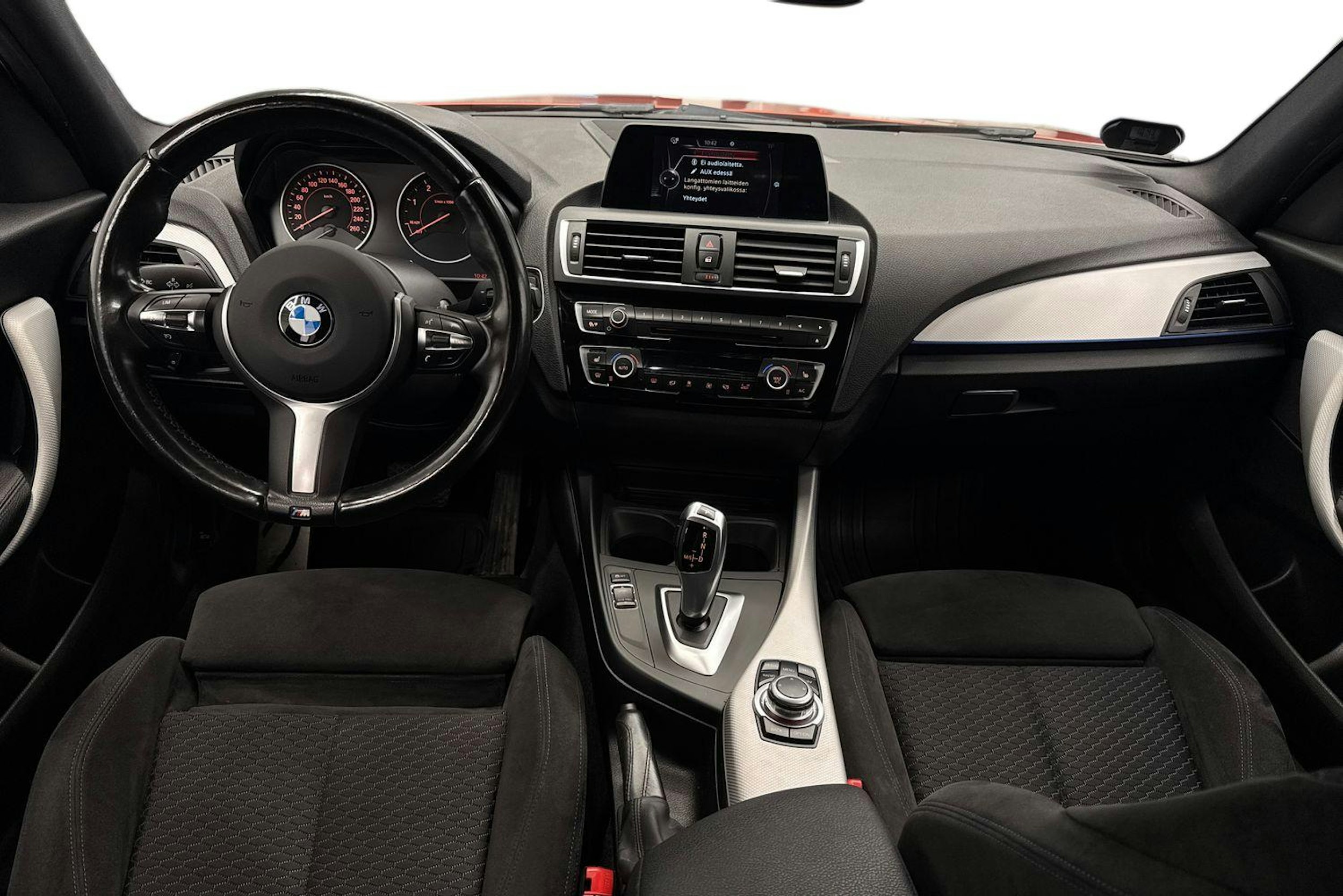 oranssi BMW 118 2017 kuva 7.