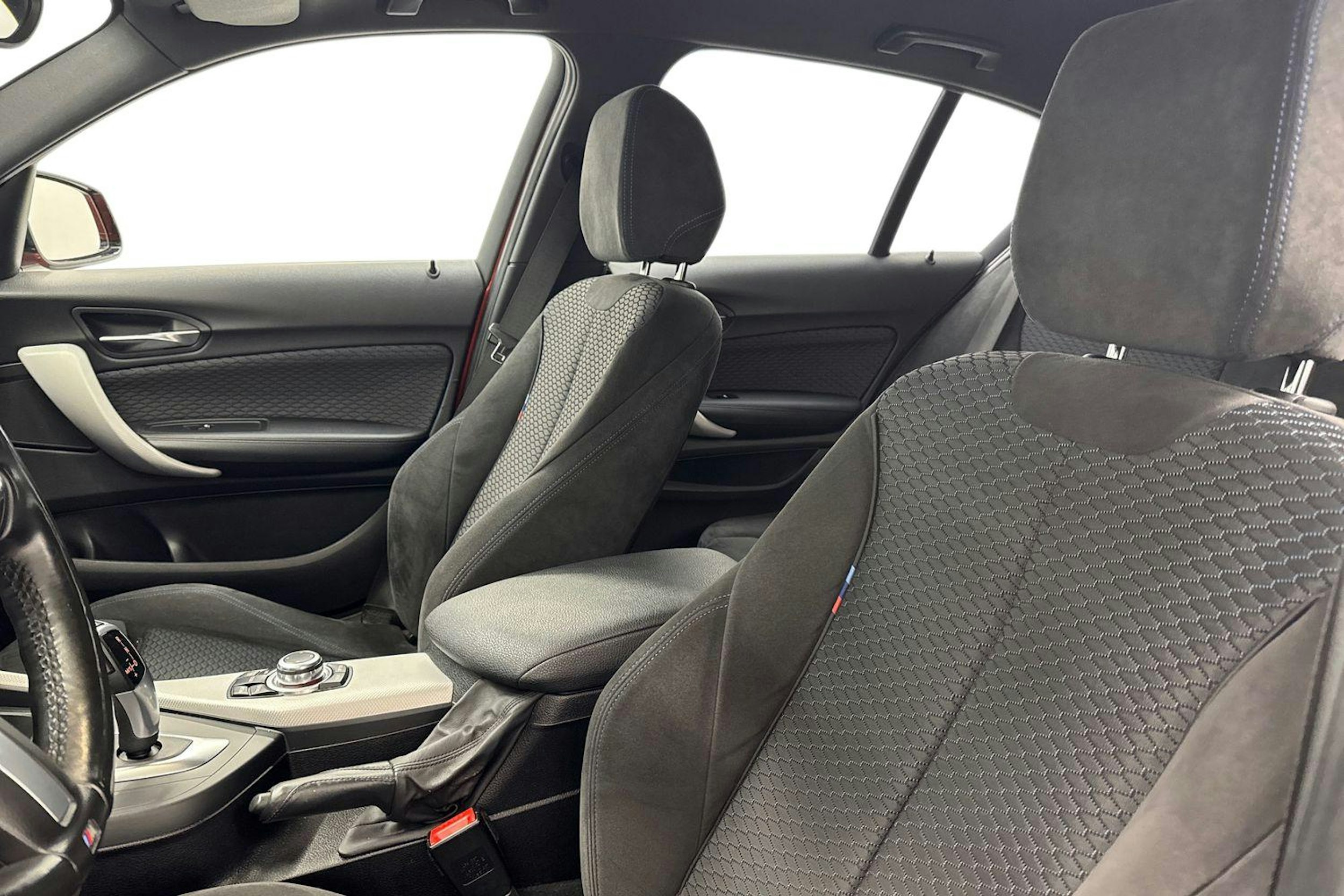 oranssi BMW 118 2017 kuva 9.