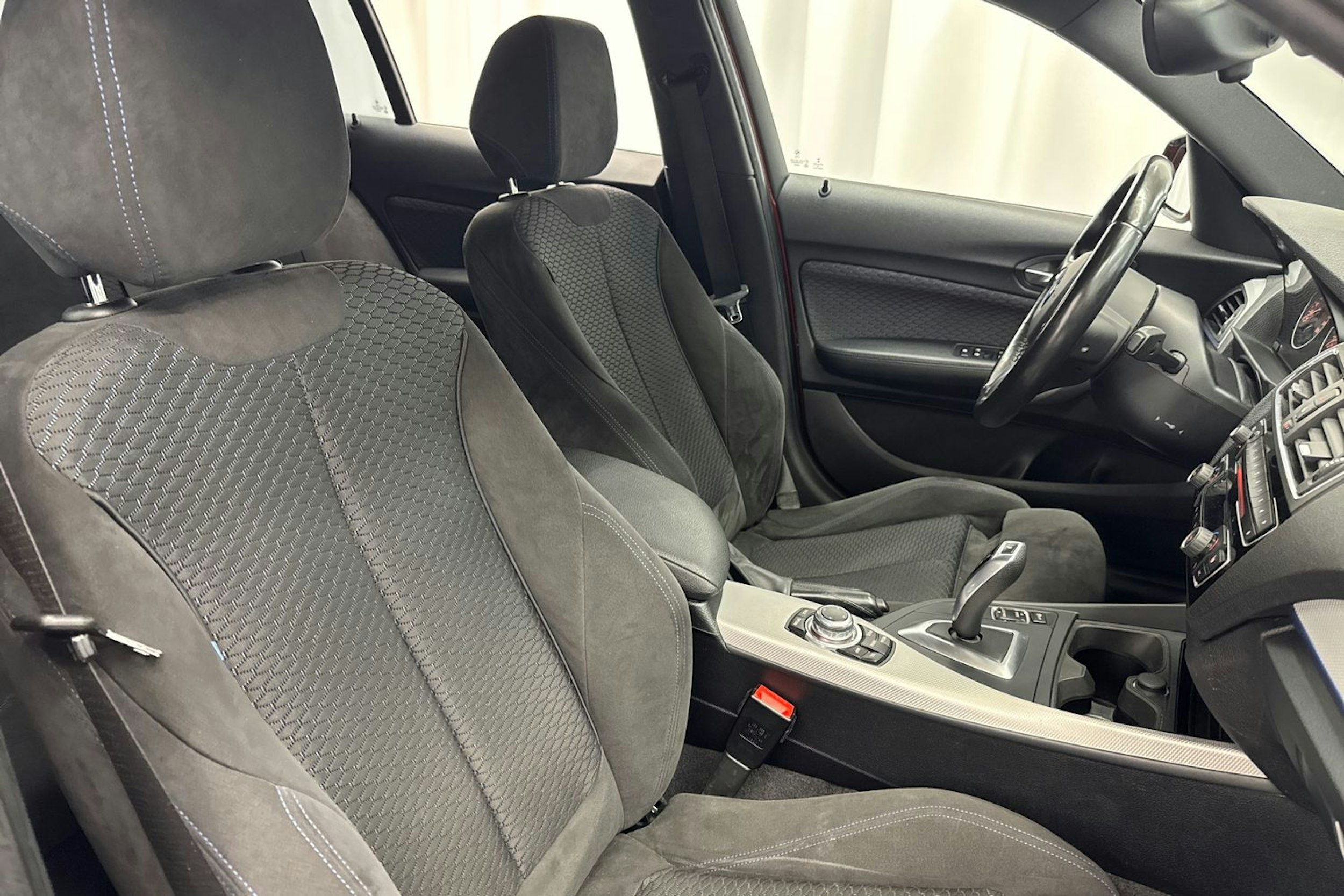 oranssi BMW 118 2017 kuva 10.