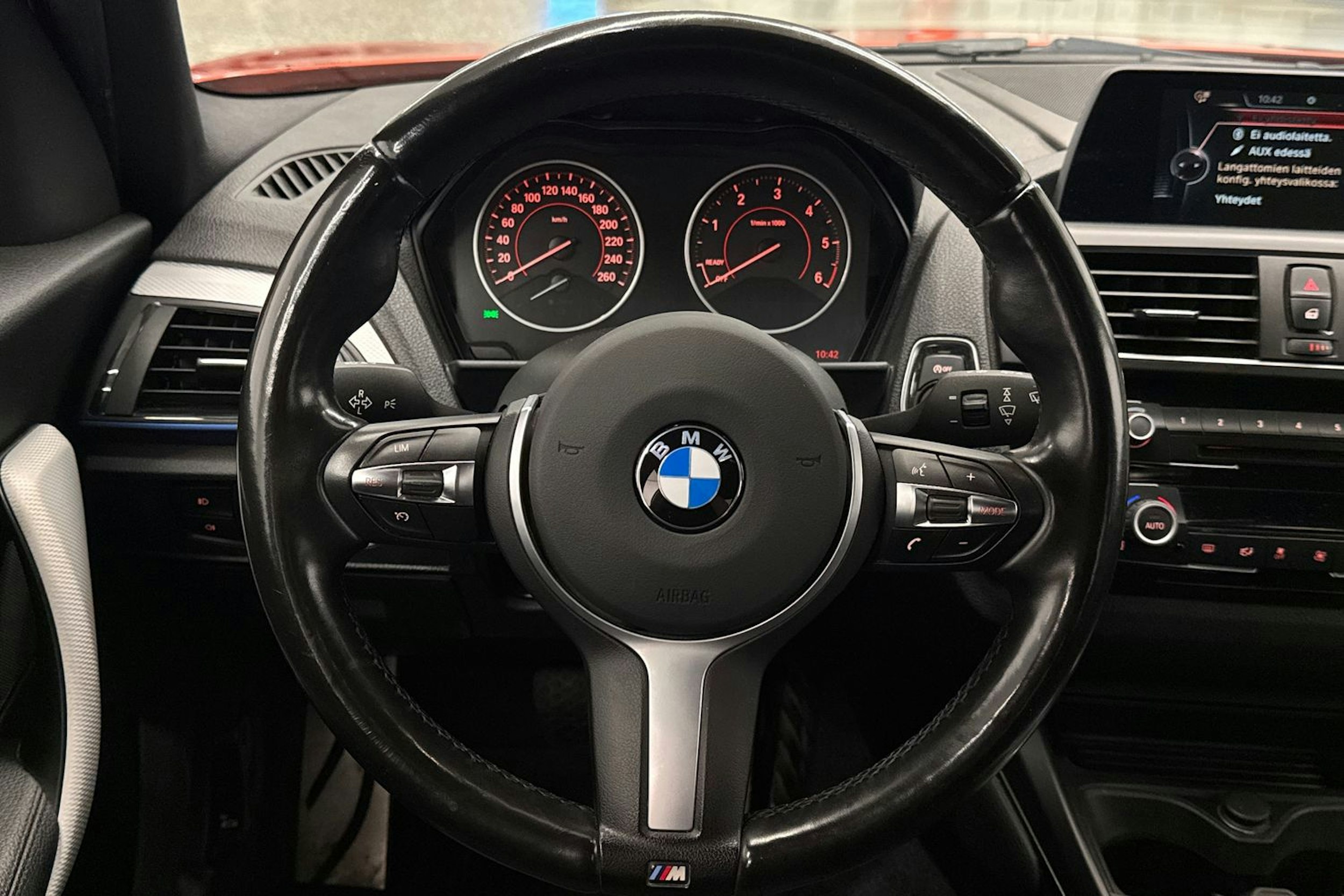oranssi BMW 118 2017 kuva 11.