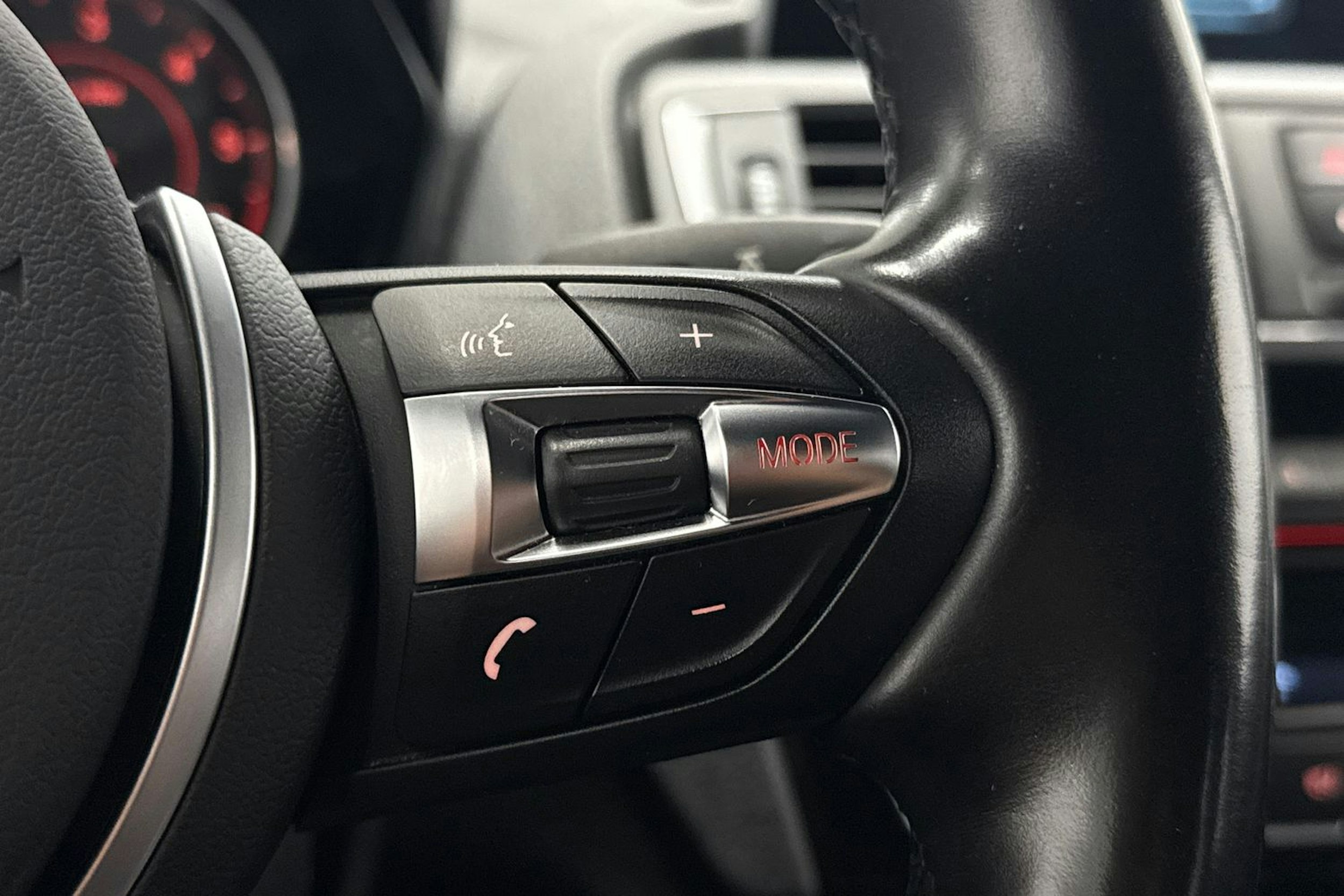 oranssi BMW 118 2017 kuva 12.