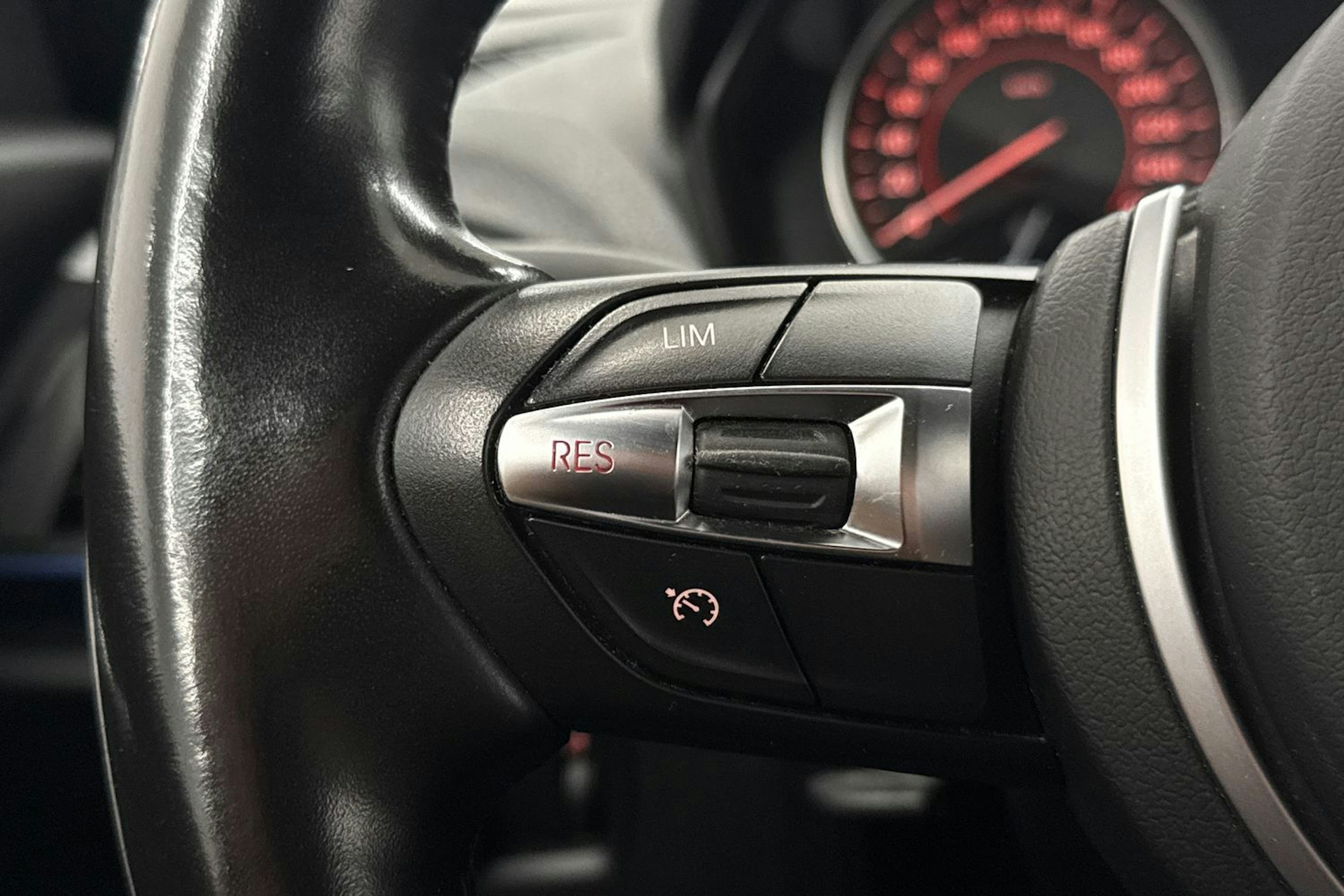 oranssi BMW 118 2017 kuva 13.