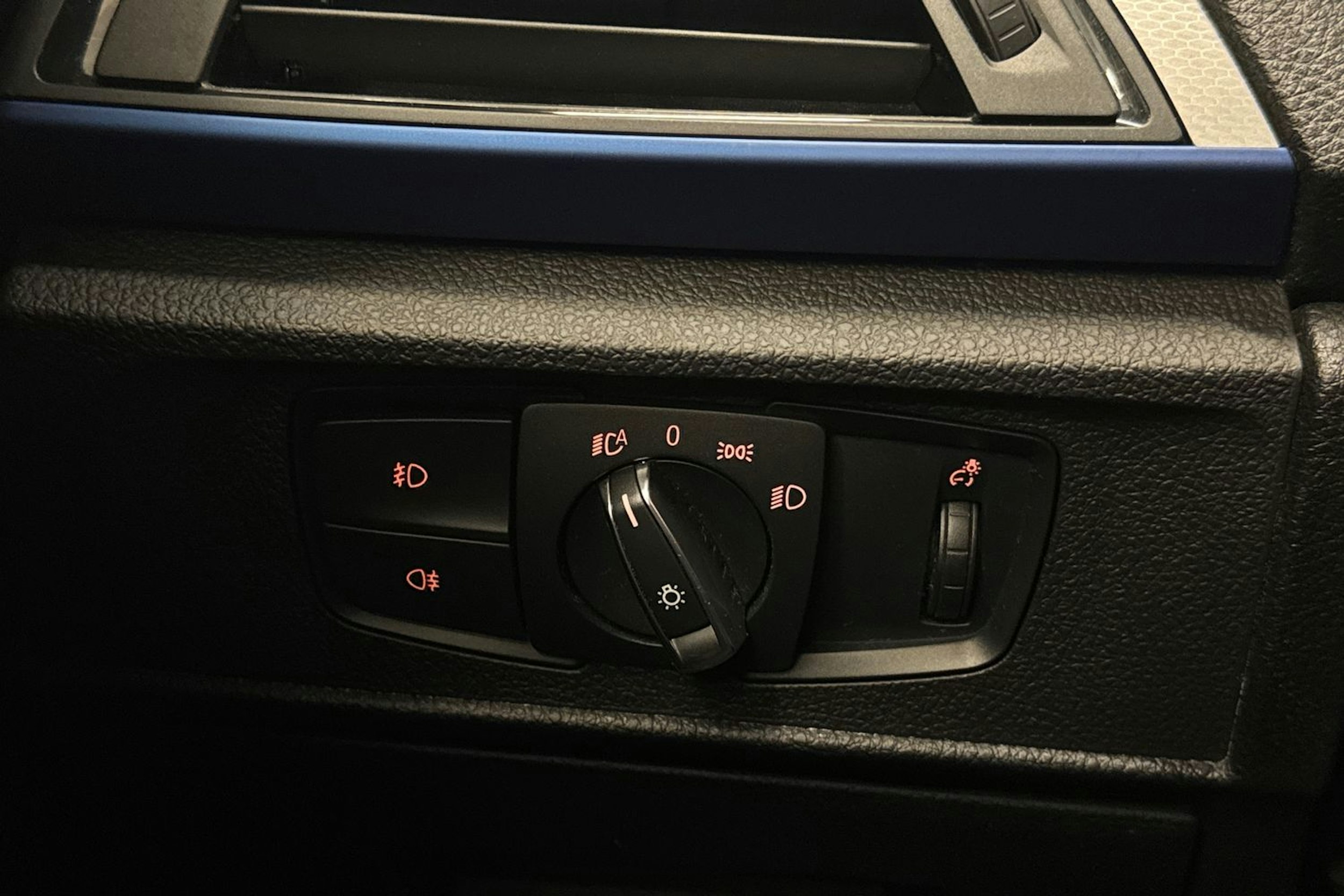 oranssi BMW 118 2017 kuva 16.