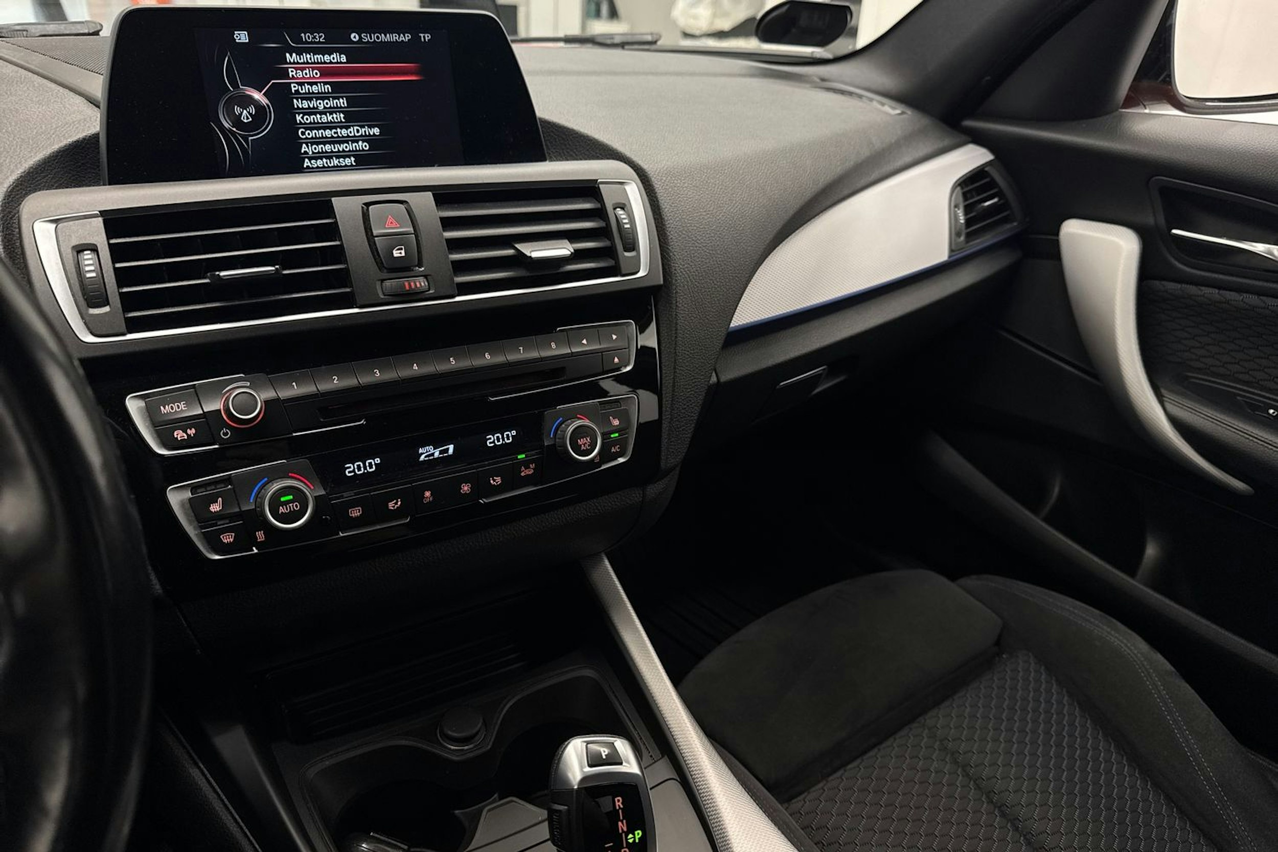 oranssi BMW 118 2017 kuva 17.