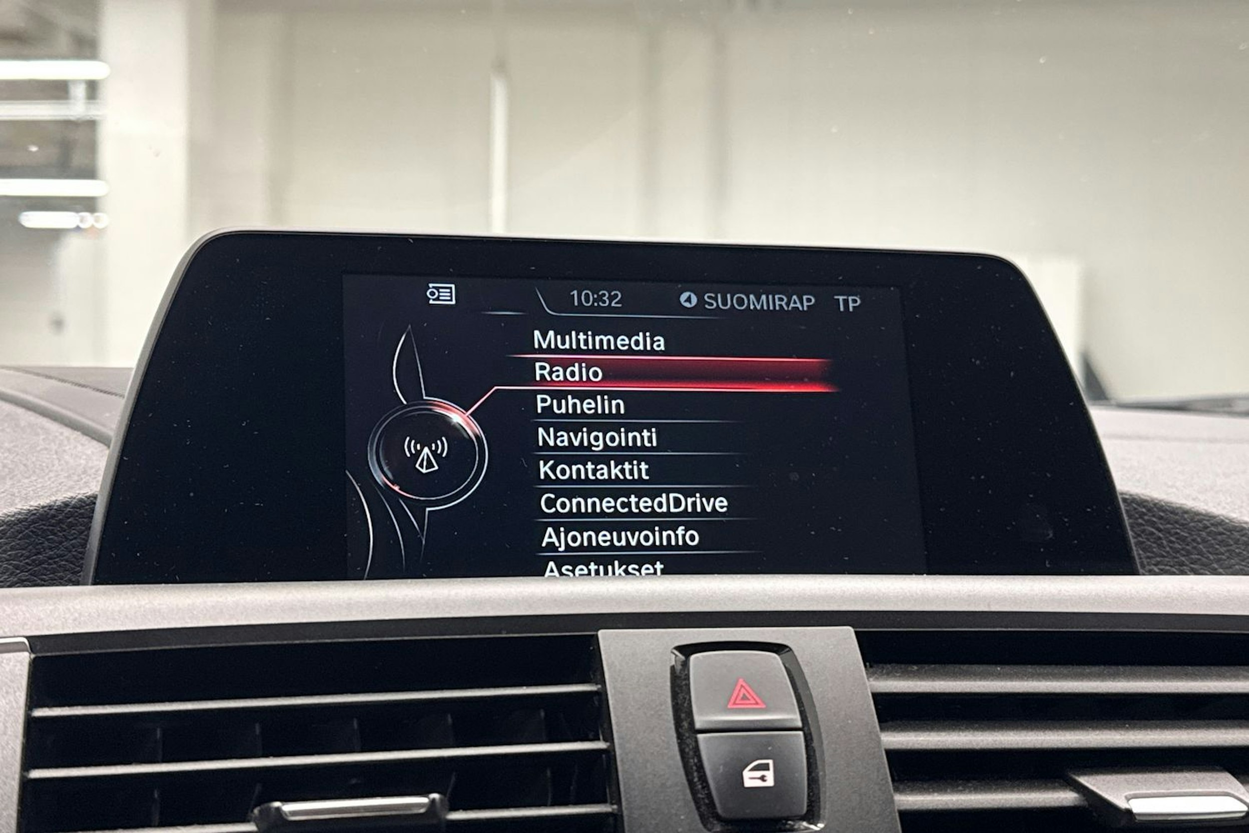 oranssi BMW 118 2017 kuva 18.
