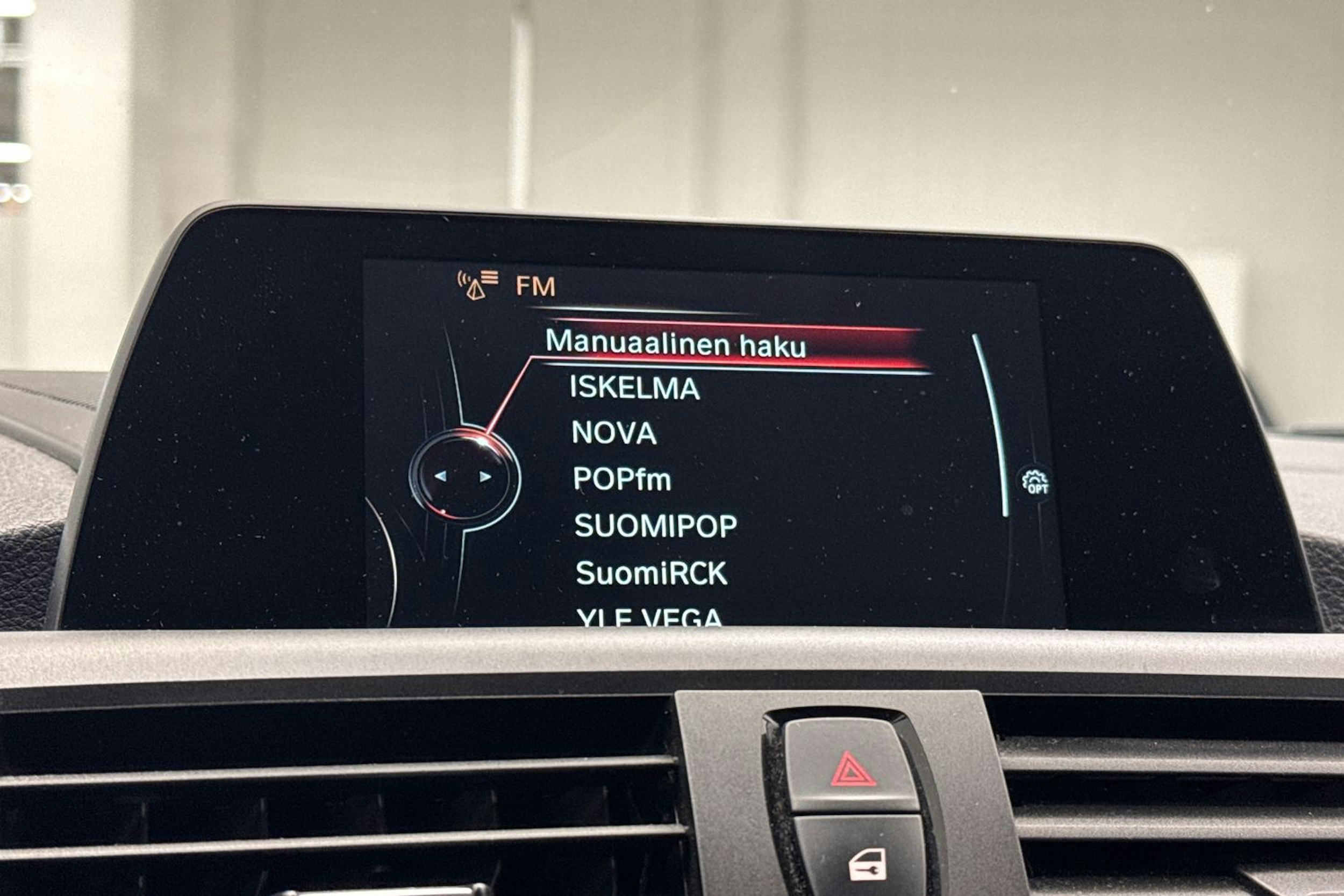 oranssi BMW 118 2017 kuva 19.