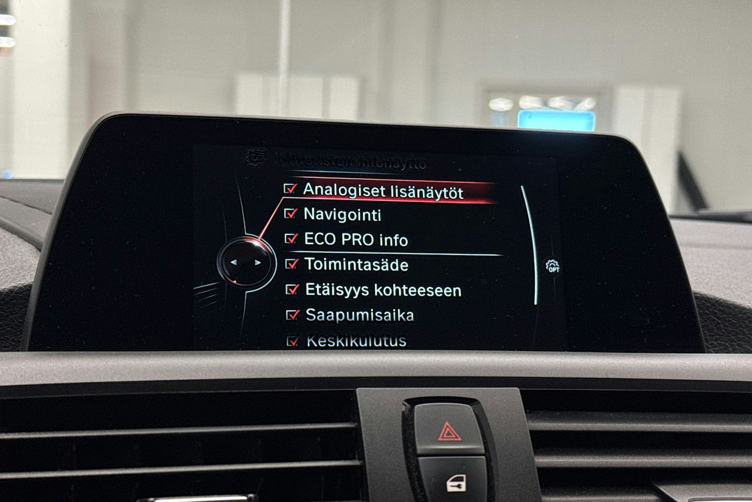 oranssi BMW 118 2017 kuva 25.