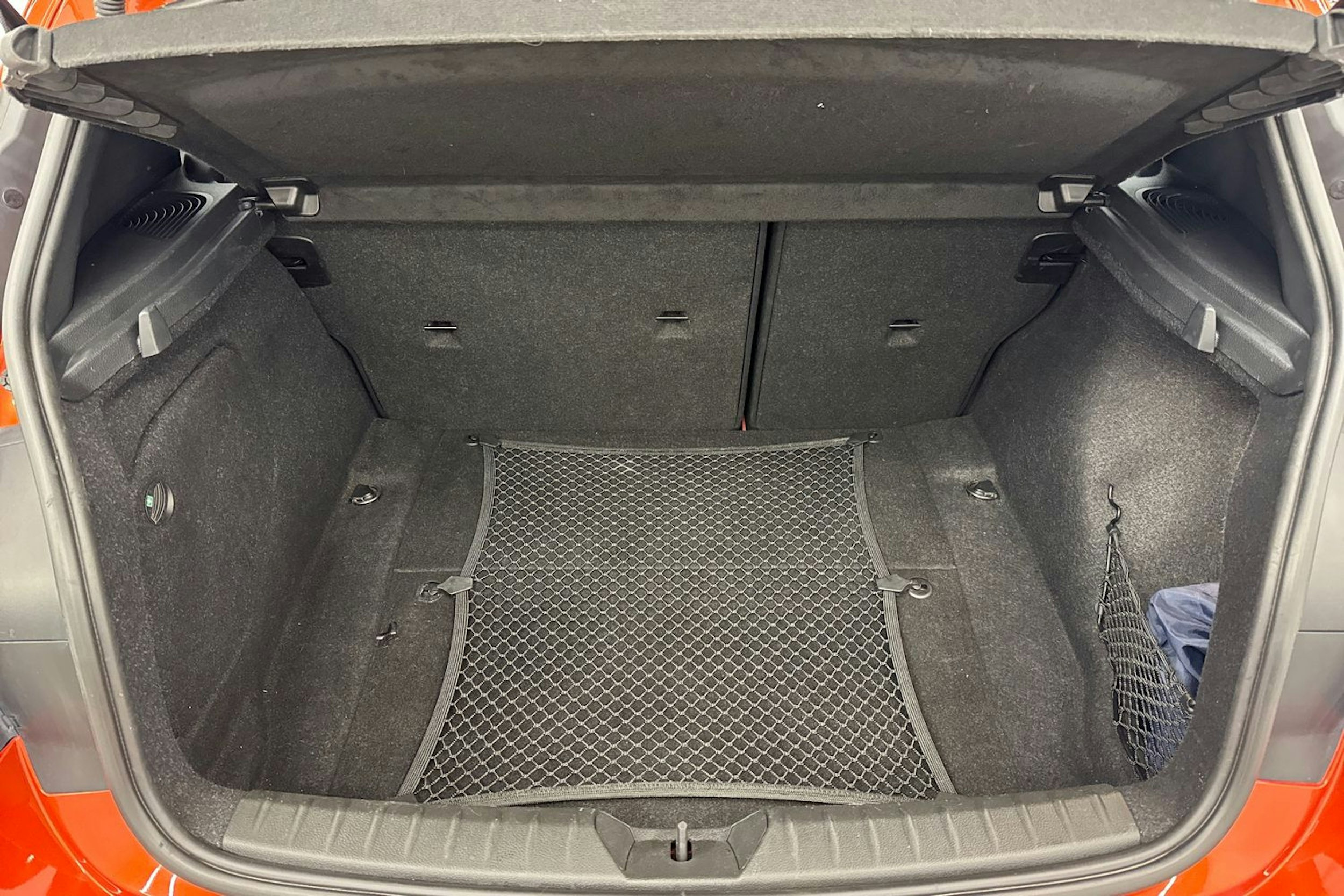 oranssi BMW 118 2017 kuva 32.